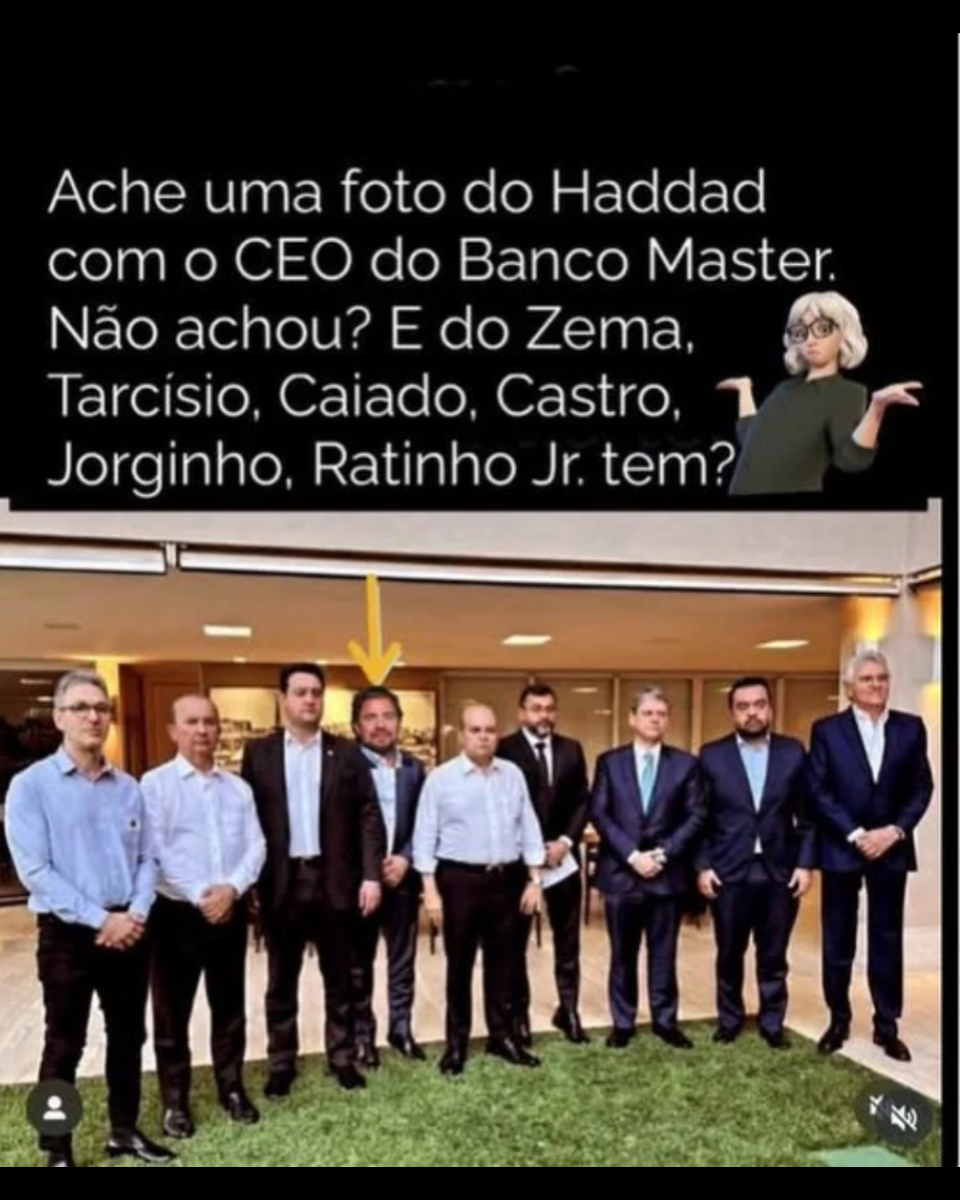 A imagem mostra um grupo de nove homens posando lado a lado em área externa coberta, todos usando roupas formais, como camisas sociais e ternos em tons escuros e claros. Da esquerda para a direita, estão: Romeu Zema, Jorginho Mello, Ratinho Jr., Daniel Vorcaro — inserido digitalmente na imagem —, Ibaneis Rocha, Wilson Lima, Tarcísio de Freitas, Cláudio Castro e Ronaldo Caiado. Na parte superior, há um texto questionando a existência de fotos de governadores com o CEO do Banco Master.