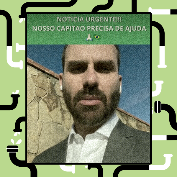 A imagem de baixa resolução e granulada apresenta uma selfie aproximada de Eduardo Bolsonaro. Ele tem pele clara bronzeada, barba castanha escura cheia, cabelo castanho escuro e curto e usa earbuds brancos em ambas as orelhas. Ele veste um paletó de cor cinza-esverdeada sobre uma camisa social branca de gola aberta e ostenta uma expressão séria. O fundo é composto por uma parede de pedras irregulares de cor bege na parte inferior e um céu azul claro na parte superior. Acima da imagem da autoridade, há uma faixa verde escura com o texto em maiúsculas 'NOTICIA URGENTE!!! NOSSO CAPITAO PRECISA DE AJUDA' e um emoji de mãos em oração e uma bandeira do Brasil.