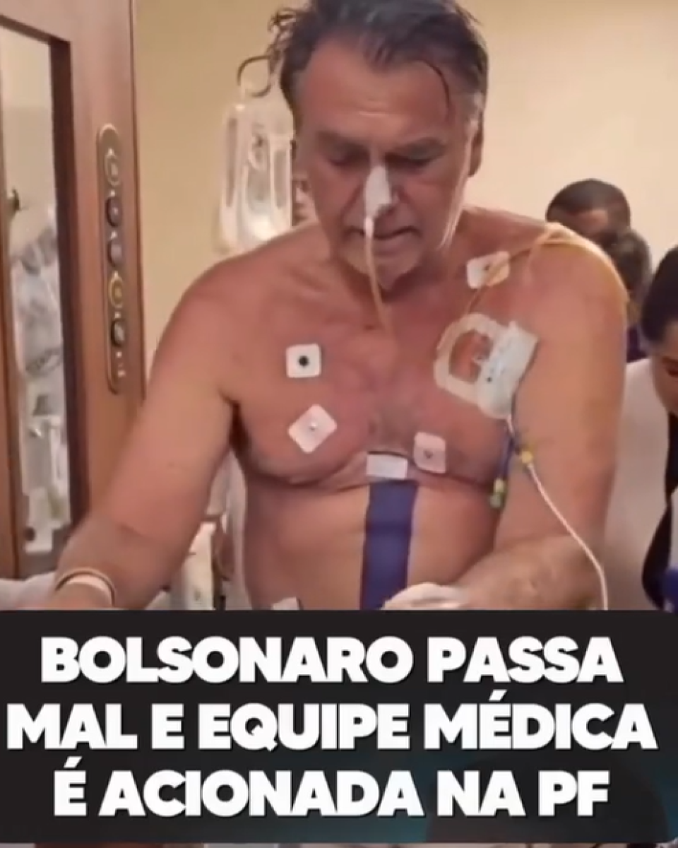  imagem mostra o ex-presidente Jair Bolsonaro — homem de pele clara, cabelo curto escuro e úmido, sem camisa, usando diversos sensores médicos fixados no tórax e no abdômen, além de uma sonda nasal e tubos conectados a equipamentos hospitalares. Bolsonaro aparece andando pelo corredor de um hospital, apoiado em um andador enquanto profissionais de saúde o acompanham. Um texto em destaque na parte inferior da imagem diz: ‘Bolsonaro passa mal e equipe médica é acionada na PF’.