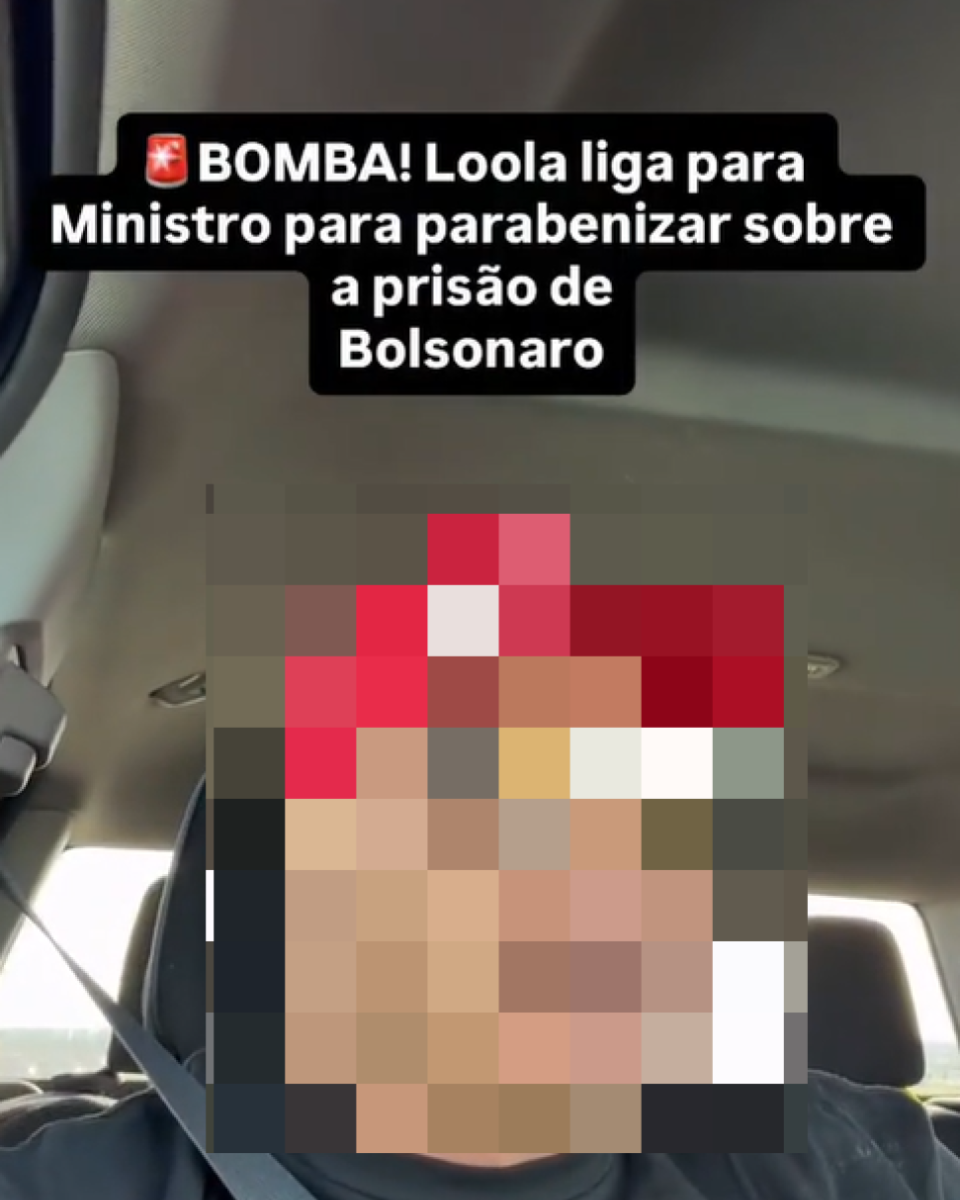 A imagem mostra uma pessoa sentada no banco dianteiro de um carro, usando cinto de segurança e uma camiseta escura; o rosto está desfocado. O interior do veículo é visível, incluindo parte do teto e da porta. Na parte superior da imagem, há um texto em fundo preto com letras brancas que diz: ‘BOMBA! Loola (sic) ligar para ministro para parabenizar sobre a prisão de Bolsonaro’