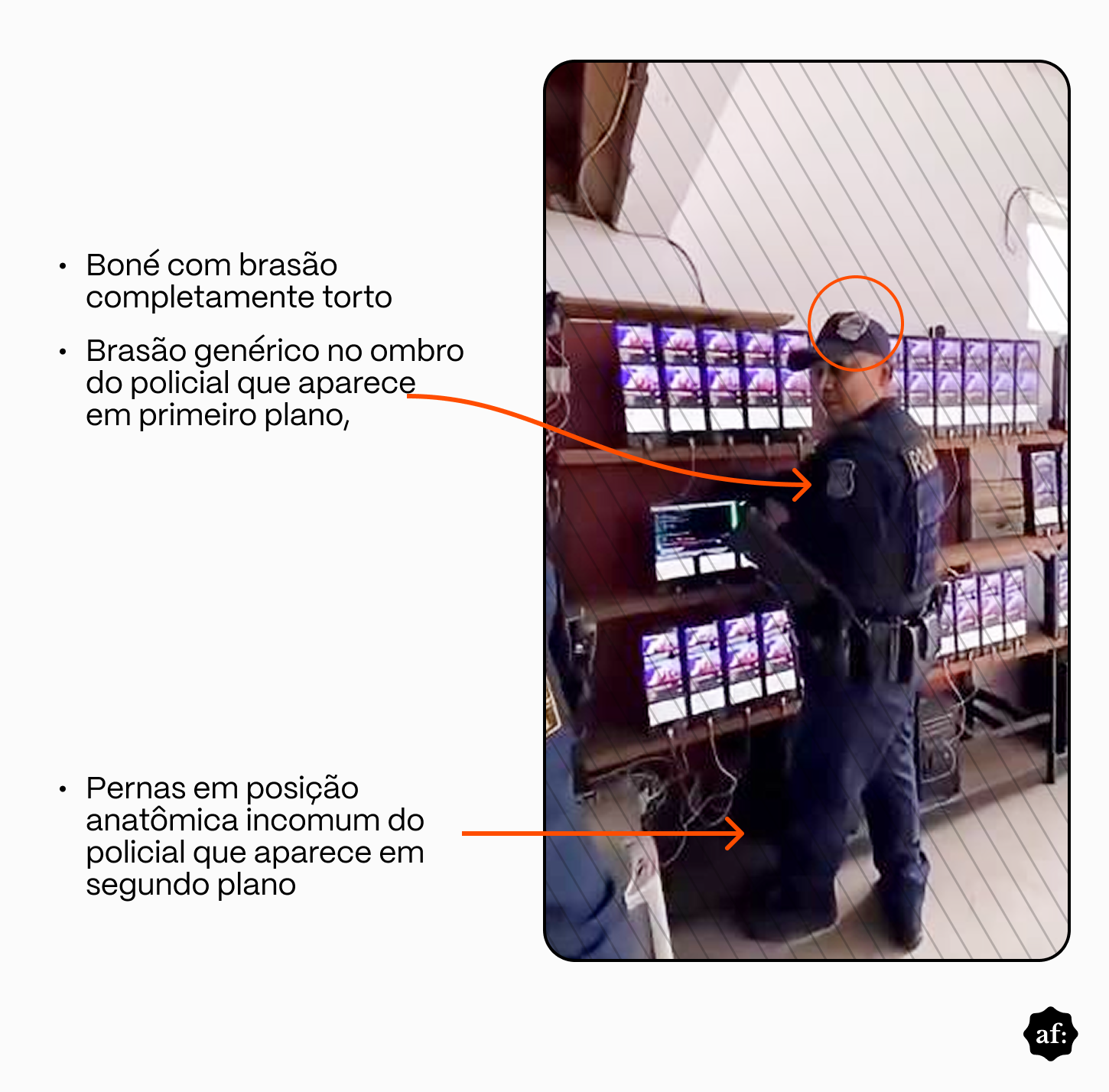 A imagem mostra um ambiente fechado com diversas fileiras de celulares ligados e organizados em prateleiras presas à parede. À frente dos aparelhos, aparecem dois homens vestindo uniformes de cor escura semelhantes a trajes policiais, com brasões nos ombros e equipamentos presos à cintura. Um dos homens está de perfil, usando boné e olhando em direção à câmera. O piso é claro e há fios conectando os aparelhos eletrônicos na parte inferior das prateleiras. O enquadramento destaca os celulares, organizados em múltiplas telas acesas exibindo conteúdo semelhante.