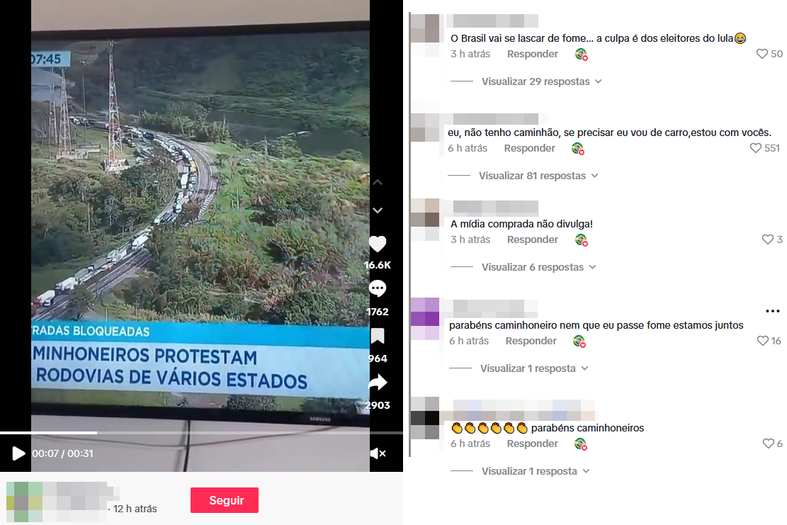 A imagem mostra, à esquerda, a tela de um televisor exibindo uma estrada sinuosa em área de vegetação, com vários veículos alinhados; no canto inferior aparece uma faixa azul com o texto ‘CAMINHONEIROS PROTESTAM EM RODOVIAS DE VÁRIOS ESTADOS’. À direita, há uma captura de tela de comentários em uma rede social, com fotos de perfil pixeladas e textos diversos sobre o tema do protesto, acompanhados de ícones de interação como curtidas, respostas e emojis.
