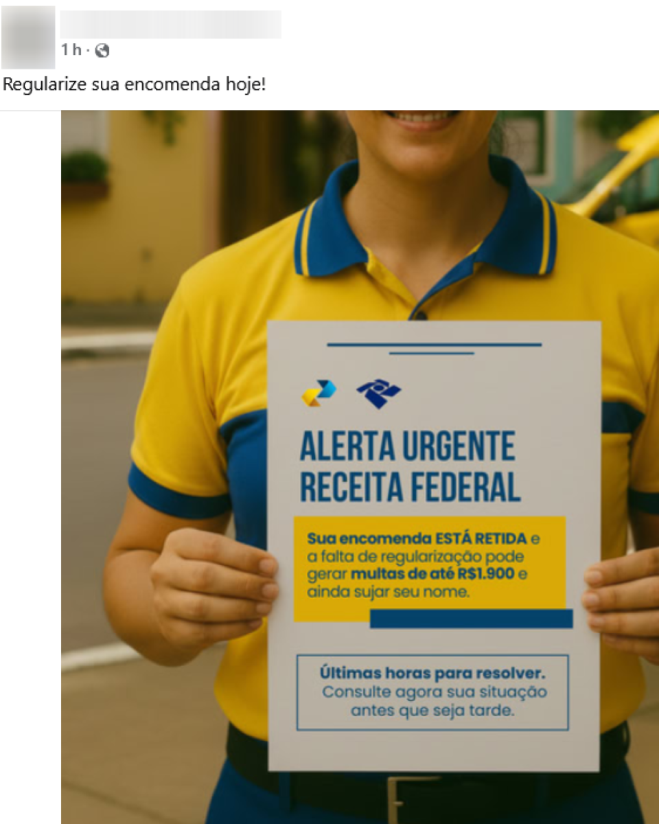 A imagem mostra uma pessoa com pele clara vestindo uniforme amarelo e azul, semelhante ao utilizado pelos Correios, segurando um cartaz retangular. O cartaz traz textos em azul e amarelo com os dizeres ‘Alerta urgente Receita Federal’, seguido de mensagem sobre suposta encomenda retida, multa e necessidade de regularização, além de um aviso de ‘últimas horas para resolver’. Ao fundo, desfocado, há uma rua, construções e um veículo amarelo estacionado.
