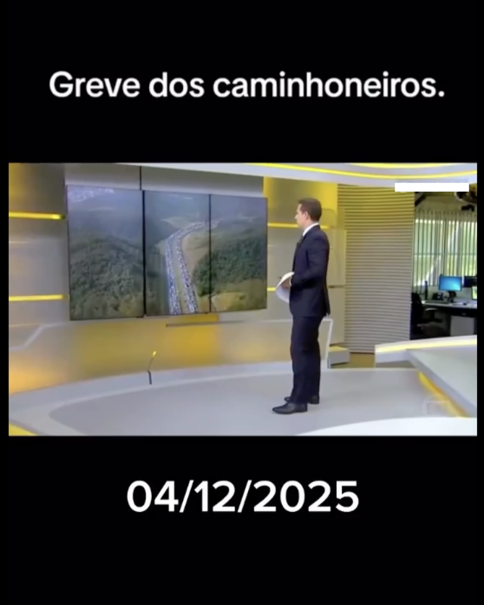 Print de publicação no X que mostra o apresentador Dony De Nuccio — homem branco de cabelos curtos e castanhos, usando um terno azul marinho. De Nuccio está em pé diante de um telão no estúdio do Jornal Hoje. No telão aparece uma imagem aérea de um congestionamento. Em uma faixa preta na parte superior do print está escrito na cor branca: ‘Greve dos caminhoneiros’; na parte inferior da imagem, também sobre uma faixa preta, está escrita a data ‘04/12/2025’. 