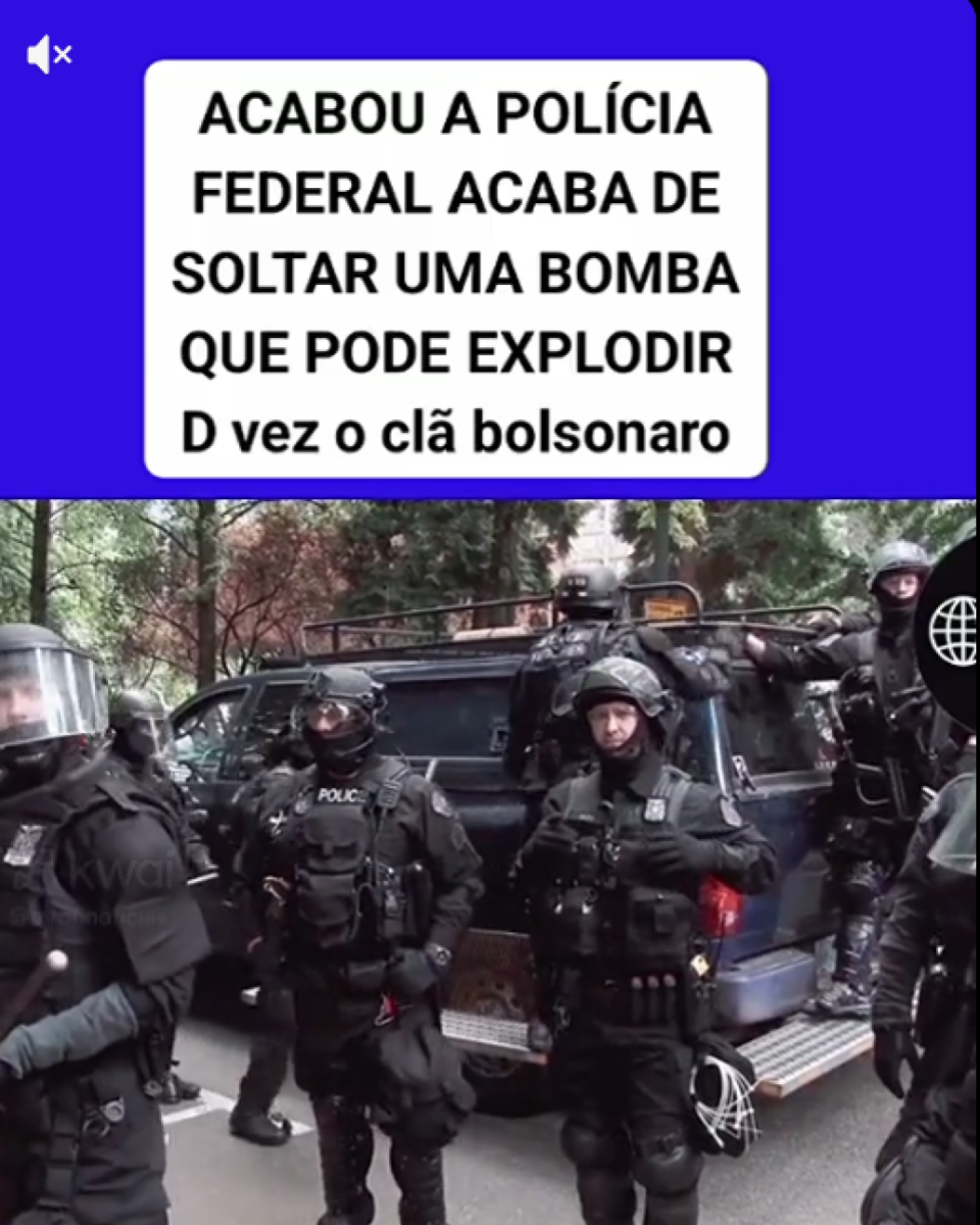 A imagem mostra um grupo de agentes policiais usando capacetes, viseiras e uniformes pretos com equipamentos de proteção corporal. Alguns deles portam bastões, rádios e acessórios presos ao colete tático. Eles estão posicionados em uma rua, em frente a um veículo utilitário escuro, que parece servir de apoio à ação. Ao fundo, há árvores e construções que sugerem uma área urbana. Na parte superior da imagem há um retângulo azul com um texto em letras maiúsculas afirmando que a Polícia Federal divulgou uma “bomba” contra o “clã Bolsonaro”.