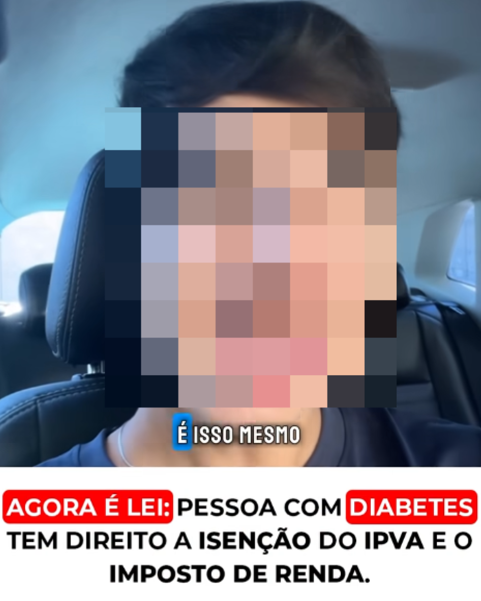 A imagem mostra uma pessoa dentro de um carro, com o rosto desfocado. O indivíduo tem pele clara, cabelos escuros e curtos, e veste uma camiseta azul. Há um encosto de cabeça visível atrás dele e a luz natural entra pela janela. Na parte inferior da imagem, há um texto em destaque que diz: ‘AGORA É LEI: PESSOA COM DIABETES TEM DIREITO A ISENÇÃO DO IPVA E O IMPOSTO DE RENDA.’, apresentado em preto e vermelho sobre fundo branco. Acima, sobre a imagem da pessoa, há o texto ‘É ISSO MESMO’.