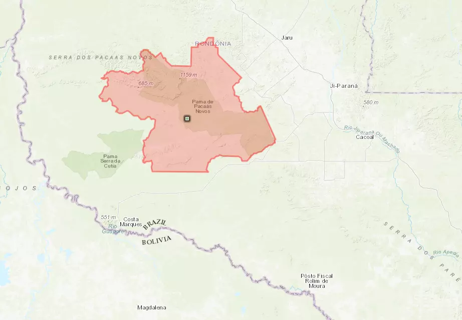 Mapa de parte de Rondônia mostra área, em vermelho, delimitando a Terra Indígena Uru-Eu-Wau-Wau. Dentro da área é possível ver o nome Pama de Pacaás Novos. Do lado esquerdo, há uma área mais escura com o nome Pama Serra da Cutia.
