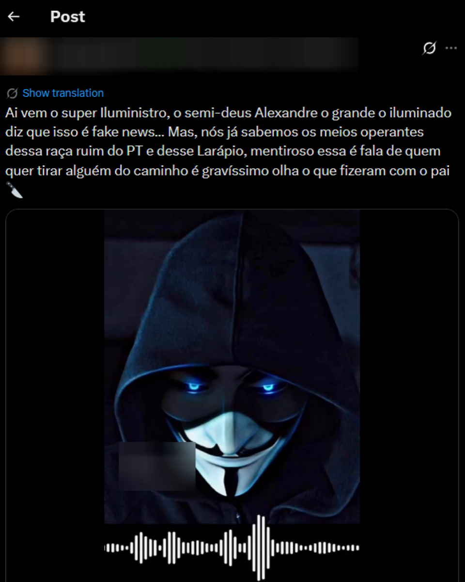 A imagem mostra uma figura vestindo um moletom com capuz escuro e usando uma máscara estilizada semelhante a um rosto sorridente, com olhos iluminados em azul; abaixo dela aparece a forma gráfica de uma onda de áudio indicando a reprodução de uma gravação.