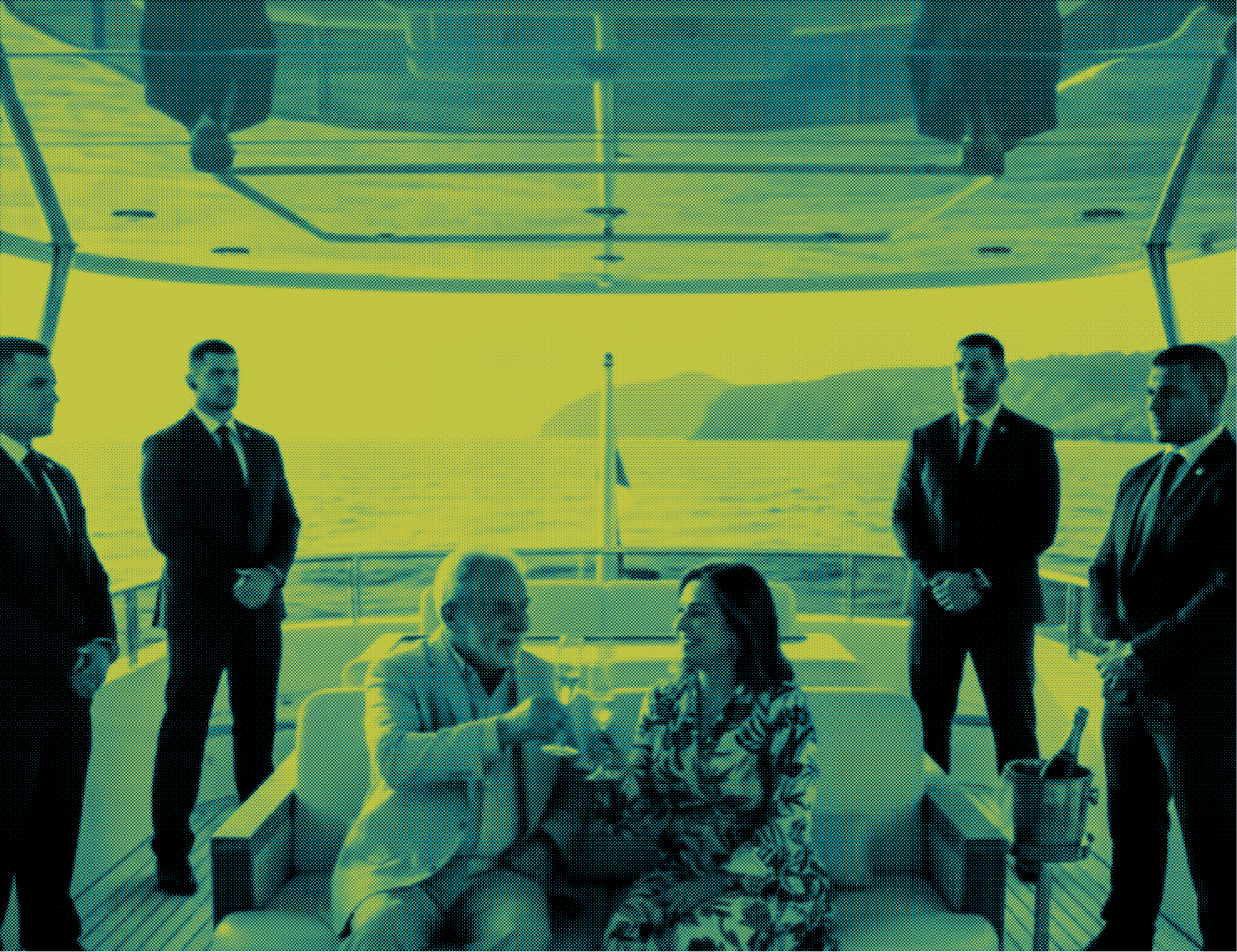 Foto gerada por IA mostra um homem que se assemelha ao presidente Lula brindando com uma mulher de vestido estampado. Guardas estão em volta do casal e, ao fundo, é possível ver o mar e alguns montes.