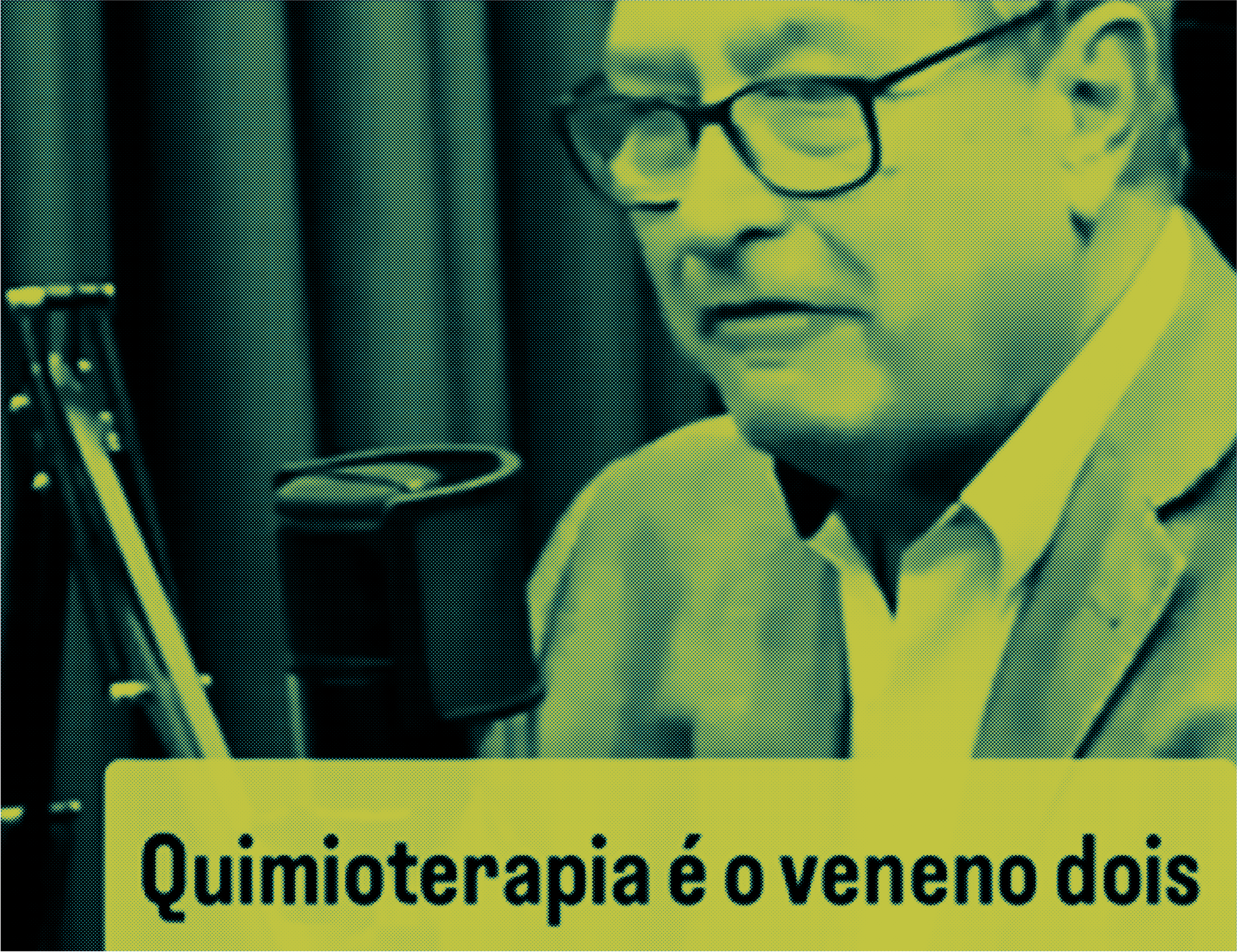 Homem branco de terno e óculos conversa na frente de um microfone, provavelmente em um podcast. Abaixo, há uma legenda que diz ‘quimioterapia é o veneno dois’.