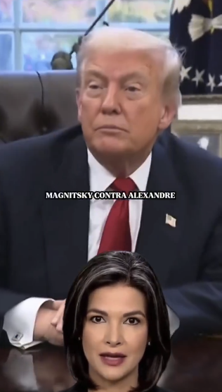 A imagem é um enquadramento vertical dividido em dois planos. Na parte superior, aparece o presidente dos EUA, Donald Trump, sentado atrás de uma mesa, em um ambiente interno que lembra um escritório, com uma janela ao fundo e elementos escuros nas laterais. Ele tem cabelos claros, rosto sério, veste terno escuro, camisa branca e gravata vermelha, e mantém as mãos apoiadas à sua frente. Sobre o peito dele, há um texto em letras brancas que diz: ‘MAGNITSKY CONTRA ALEXANDRE’. Na parte inferior da imagem, aparece o rosto de uma mulher enquadrado do ombro para cima, com cabelos escuros, lisos e soltos, maquiagem visível e expressão neutra, olhando diretamente para a câmera. O fundo dessa parte inferior é escuro e uniforme, destacando o rosto da mulher.