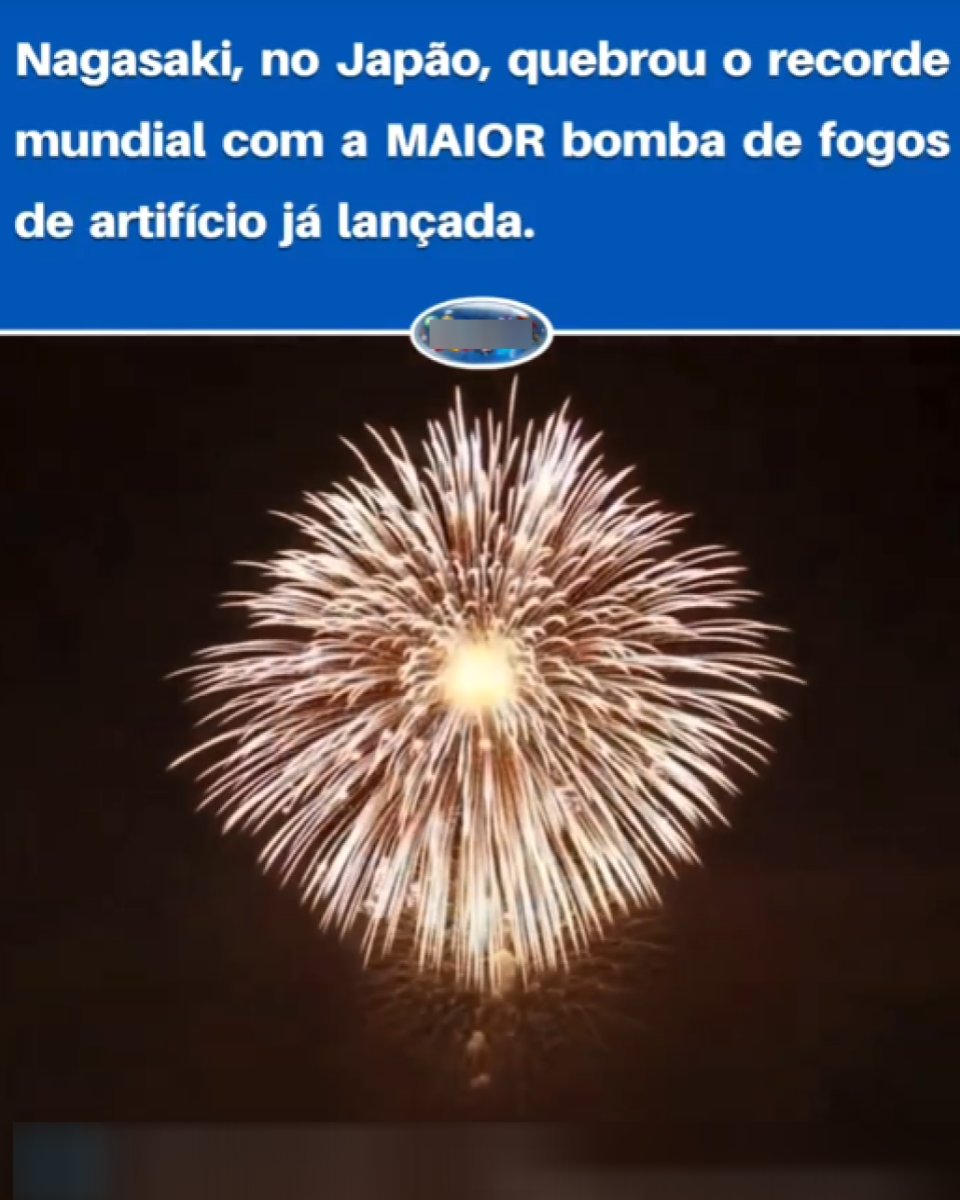 Imagem mostra um céu noturno com um grande fogo de artifício explodindo no centro, formando um desenho circular amplo com luzes em tons de dourado e branco, irradiando a partir de um núcleo luminoso. Na parte superior, há uma faixa azul com texto em letras brancas que diz ‘Nagasaki, no Japão, quebrou o recorde mundial com a MAIOR bomba de fogos de artifício já lançada.’. Na parte inferior, aparece uma tarja escura semitransparente com texto parcialmente visível, indicando a descrição de uma publicação em rede social, sem a presença de pessoas ou outros elementos em primeiro plano.