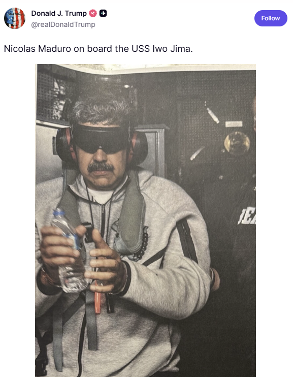 A imagem é uma captura de tela de uma publicação em rede social. Na parte superior, aparece o nome 'Donald J. Trump', acompanhado de um selo de verificação, o nome de usuário '@realDonaldTrump' e um botão escrito 'Follow'. Logo abaixo, há o texto da postagem que diz: 'Nicolas Maduro on board the USS Iwo Jima.' Abaixo do texto, aparece uma fotografia na qual vê-se Nicolás Maduro, um homem de bigode, usando óculos escuros grandes que cobrem os olhos, protetores auriculares e um cinto ou colete com alças sobre um moletom de cor clara com zíper. Ele segura uma garrafa plástica de água com as duas mãos, à altura do peito. O ambiente ao redor é fechado, com paredes escuras e equipamentos ao fundo, sugerindo o interior de uma aeronave ou veículo. Há partes metálicas visíveis e um objeto circular dourado na parede ao fundo.