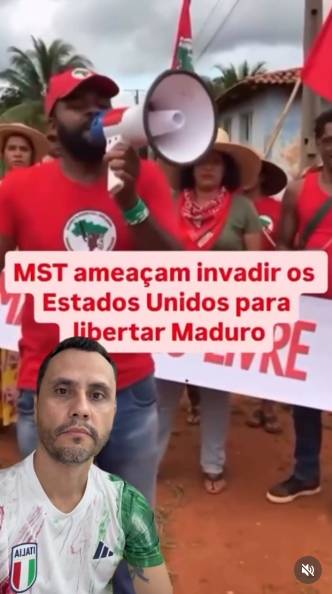 Imagem mostra um grupo de pessoas reunidas em uma área externa de terra batida, com casas simples e árvores ao fundo. Em primeiro plano, um homem de pele escura veste camiseta e bonés vermelhos com um símbolo circular no centro e segura um megafone branco próximo à boca. Atrás dele, aparecem outras pessoas, homens e mulheres, a maioria usando camisetas vermelhas, algumas com lenços vermelhos no pescoço e chapéus de palha; as bandeiras vermelhas com símbolos são erguidas ao redor do grupo. Sobreposta à imagem, há uma faixa branca com texto em vermelho que diz: ‘MST ameaçam (sic) invadir os Estados Unidos para libertar Maduro’. No canto inferior esquerdo, há a imagem recortada do senador Cleitinho Azevedo, homem de pele clara com cabelo curto escuro e barba curta, usando camiseta branca com detalhes verdes, olhando para a câmera.