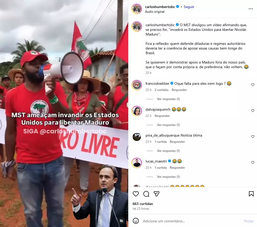 Imagem é uma captura de tela de uma publicação no Instagram. À esquerda, aparece um print do vídeo enganoso. Em primeiro plano, há um homem de pele escura, com barba curta, usando boné vermelho e camiseta vermelha com um símbolo circular no centro, segurando um megafone branco próximo à boca. Atrás dele, estão outras pessoas, homens e mulheres, algumas com chapéus de palha, lenços vermelhos no pescoço e camisetas vermelhas, além de bandeiras vermelhas com símbolos erguidos. Sobre a imagem, há um texto em branco e vermelho que diz: ‘MST ameaçam (sic) invadir os Estados Unidos para libertar Maduro’ e, logo abaixo, ‘SIGA @carloshumbertobc’. Na parte inferior da imagem, aparece a foto recortada de um homem de pele clara, com cabelo curto escuro, vestindo terno escuro, camisa branca e gravata, com o braço levantado e o dedo indicador apontando para cima.