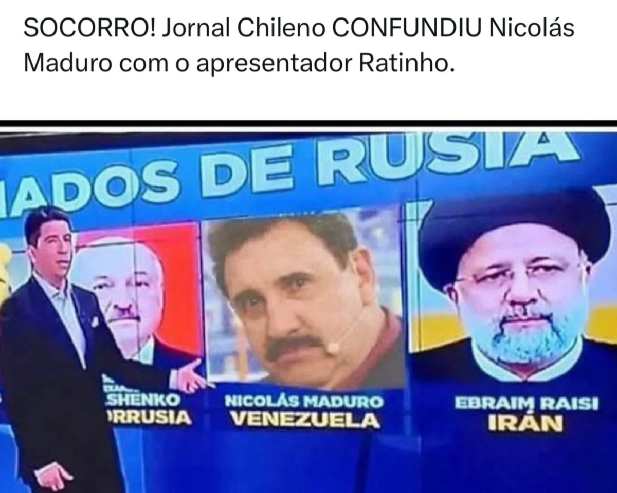 A imagem é composta por duas partes. Na parte superior, sobre fundo branco, há um texto em letras pretas que diz: ‘SOCORRO! Jornal Chileno CONFUNDIU Nicolás Maduro com o apresentador Ratinho.’ Abaixo desse texto, aparece uma imagem de um estúdio de telejornal, com fundo azul e uma faixa superior onde se lê parcialmente ‘ALIADOS DE RÚSSIA’. À esquerda, há um apresentador de terno escuro e camisa clara, em pé, com uma das mãos estendidas em direção a uma tela. Ao fundo dessa tela, aparece o rosto de um homem mais velho, com cabelos claros, identificado por uma legenda abaixo como ‘LUKASHENKO – RÚSSIA’. No centro da imagem, há uma fotografia do apresentador Ratinho — homem com bigode, cabelos escuros e expressão séria, falsamente identificado por uma legenda como ‘NICOLÁS MADURO – VENEZUELA’. À direita, há outra imagem mostrando um homem com barba grisalha, óculos e um turbante escuro, identificado pela legenda ‘EBRAIM RAISI – IRAN’.