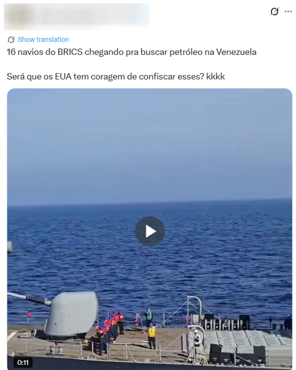 Post no X com um vídeo em destaque. No centro, aparece o convés de uma embarcação no mar, com o oceano azul ao fundo e o horizonte visível sob céu claro. Sobre o convés, há um canhão naval de cor cinza à esquerda e vários tripulantes espalhados usando capacetes e coletes ou macacões de trabalho em cores como vermelho, amarelo, verde e azul, alguns em pé próximos à borda e outros reunidos em pequenos grupos. Na parte superior do post, há um texto que diz: ‘16 navios do BRICS chegando pra buscar petróleo na Venezuela’ e, abaixo, ‘Será que os EUA tem coragem de confiscar esses? kkkk’