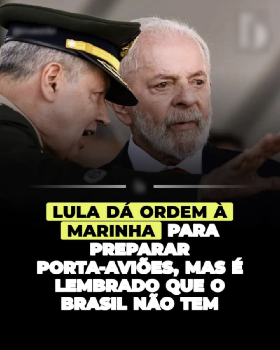 Imagem em formato vertical. No topo, há uma fotografia de duas pessoas em primeiro plano. À esquerda, aparece um homem usando uniforme militar verde-escuro e um boné com faixa dourada, inclinado em direção à outra pessoa, como se estivesse falando. À direita está Lula, um homem idoso, de pele clara, cabelos brancos e barba branca, vestindo terno escuro, camisa branca e gravata, com o rosto voltado para a frente e uma das mãos levantada, com o dedo indicador estendido. O fundo da foto é desfocado, em tons neutros. Abaixo da imagem, sobre um fundo preto, há um texto que diz: ‘Lula dá ordem à Marinha para preparar porta-aviões, mas é lembrado que o Brasil não tem’.