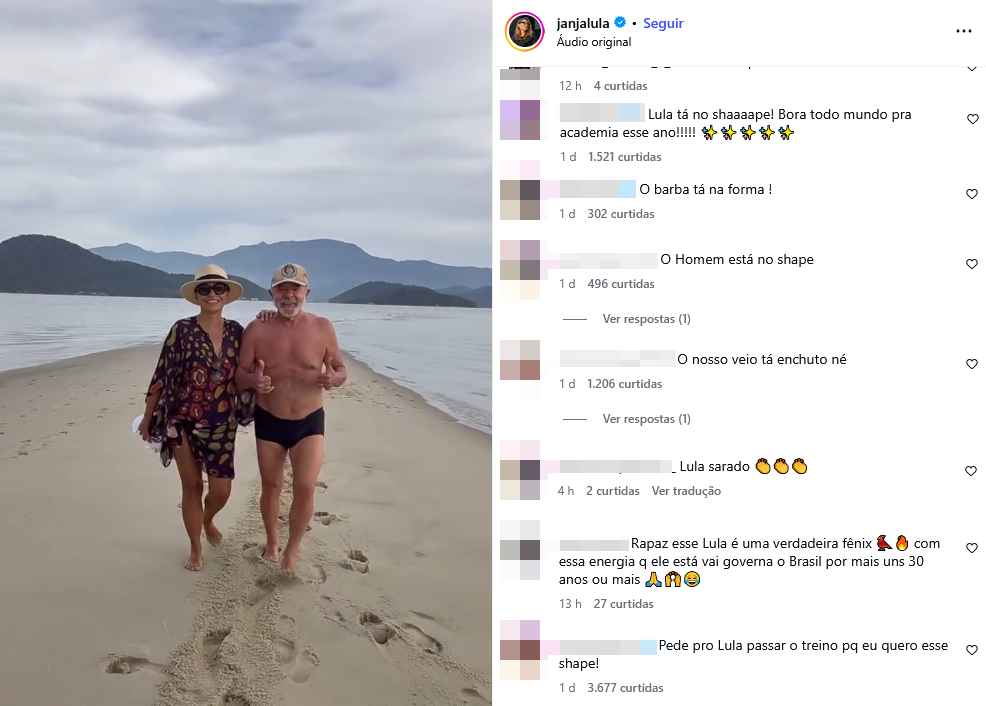 Imagem mostra o presidente Lula e a primeira-dama Janja caminhando em uma faixa de areia em uma praia, sob um céu nublado com montanhas ao fundo. Lula é um homem de pele clara, cabelos e barba curtos e grisalhos, está sem camisa, usa uma sunga preta e um boné bege, fazendo um gesto de positivo com as mãos. Janja é uma mulher de pele clara, cabelos escuros, e usa um chapéu de palha, óculos de sol escuros e uma saída de praia estampada em tons de roxo, amarelo e preto. À direita da imagem, há um print de comentários de uma rede social com frases como ‘O Homem está no shape’ e ‘Lula sarado’.