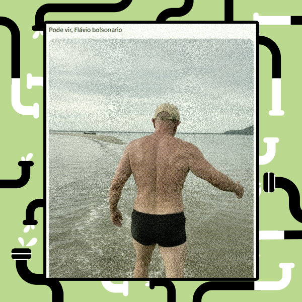 A imagem mostra um homem de pele clara e costas musculosas, visto de trás, caminhando em direção ao mar em uma praia sob céu nublado. Ele usa uma sunga preta e um boné bege que esconde o cabelo, mantendo os braços levemente afastados do tronco enquanto entra na água, que atinge a altura de suas panturrilhas. Ao fundo, observa-se uma faixa estreita de areia que se estende pelo oceano e silhuetas de montanhas ao longe. No canto superior esquerdo da imagem, há um texto em letras brancas que diz: ‘Pode vir, Flávio Bolsonaro’.