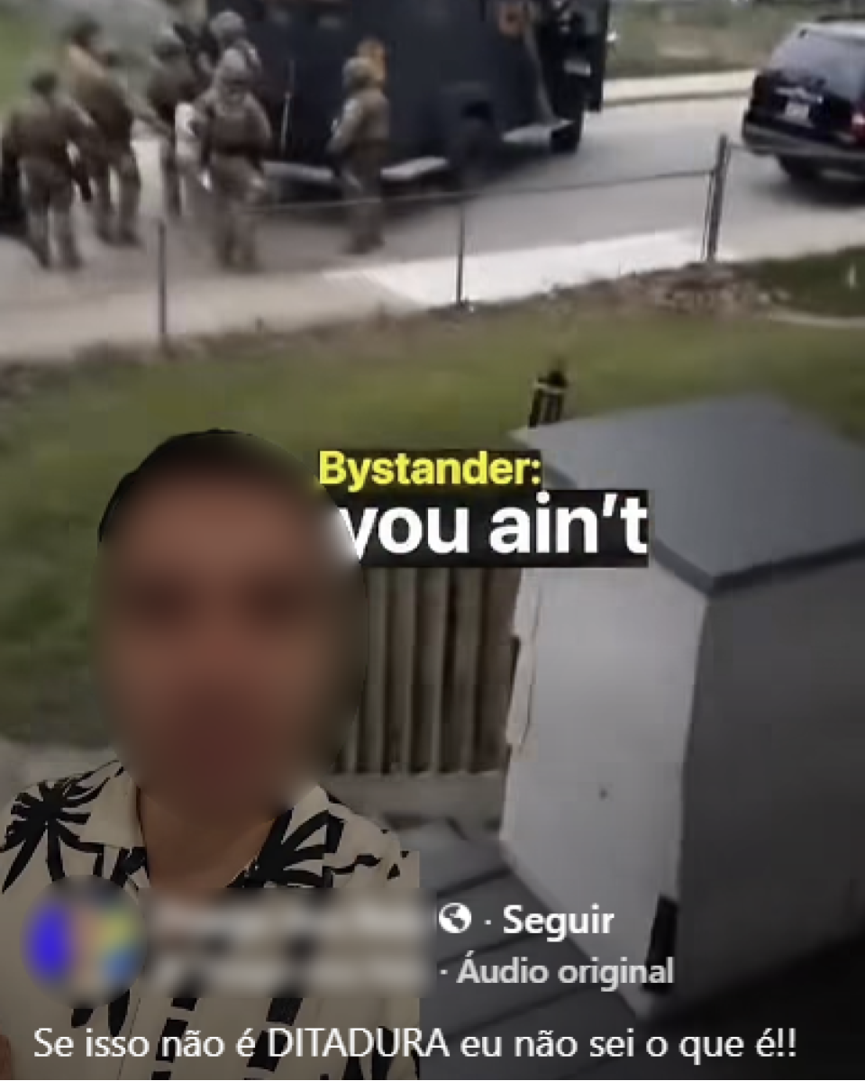 Imagem mostra quadro de vídeo em área externa visto de ponto elevado, com grupo de pessoas usando uniformes e capacetes em tons de bege reunidas ao lado de veículo grande e escuro estacionado em rua, com carro preto mais à direita e cerca baixa separando a calçada de área gramada. Em primeiro plano, aparece uma pessoa com rosto desfocado, vestindo camisa clara com estampa escura, e há textos sobrepostos em inglês. Legenda em português diz: ‘Se isso não é DITADURA eu não sei o que é!!’