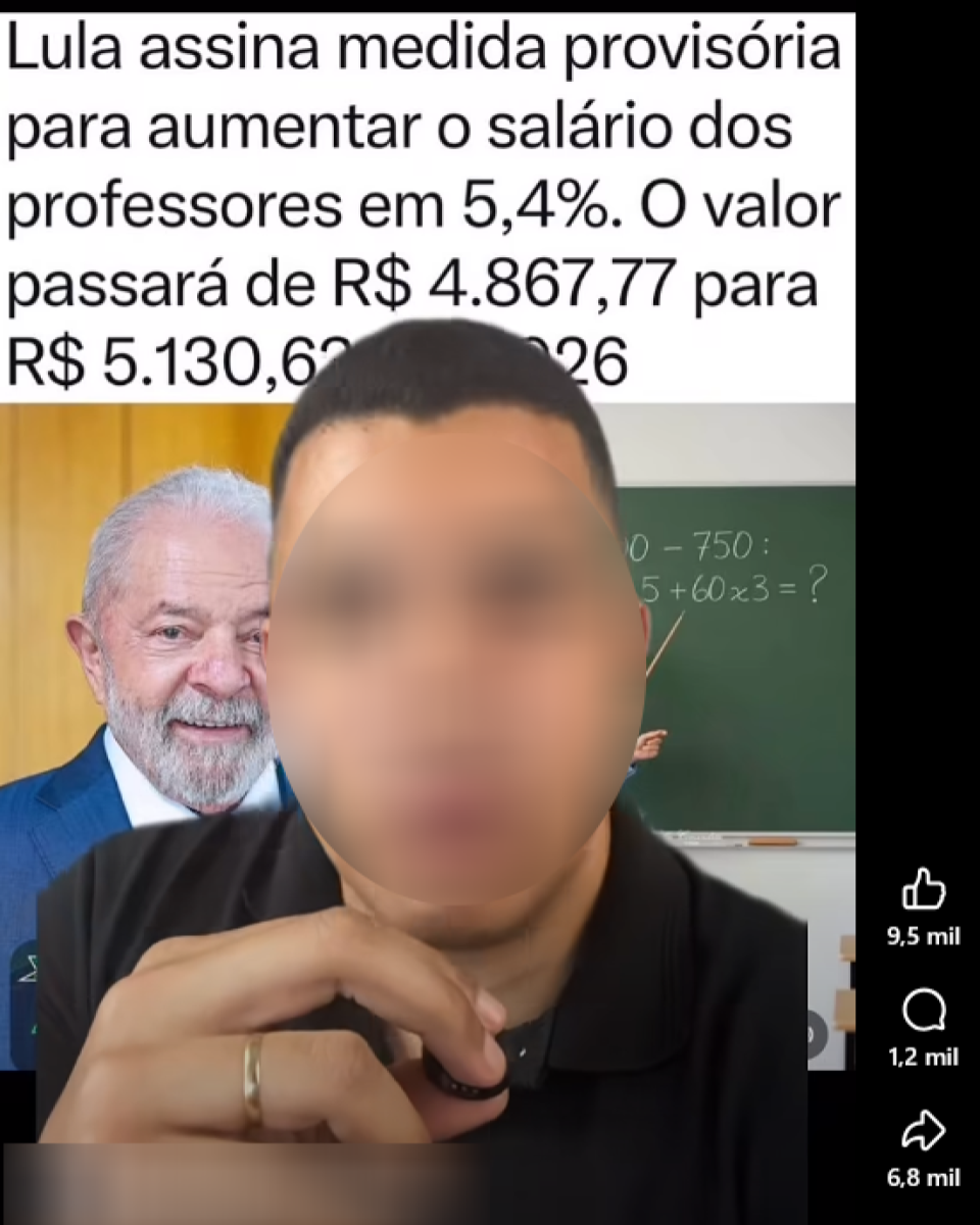 Vídeo em formato vertical mostra homem de pele clara e cabelo curto em primeiro plano, usando camisa polo preta e segurando um pequeno microfone próximo ao rosto. Ao fundo, há uma montagem com uma foto de Lula — homem idoso de pele clara, cabelo branco e barba branca, vestindo terno azul e camisa branca — e uma sala de aula com quadro verde e uma conta escrita com giz. Na parte superior, um texto diz: ‘Lula assina medida provisória para aumentar o salário dos professores em 5,4%. O valor passará de R$ 4.867,77 para R$ 5.130,63 em 2026’. 