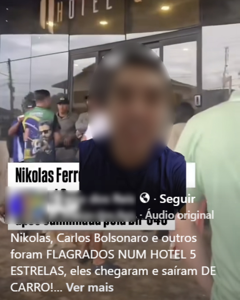 Captura de tela de vídeo em rede social. No centro da imagem há uma pessoa em primeiro plano com o rosto desfocado, vestindo uma camiseta escura. Atrás dessa pessoa, vê-se a entrada de um prédio com portas de vidro e estrutura metálica. Na parte superior da fachada aparece a palavra 'HOTEL', escrita em letras grandes e claras. Ao fundo, próximas à entrada, há várias pessoas agrupadas, algumas vestindo camisetas claras e outras camisetas escuras; uma delas usa uma camiseta verde com estampa nas costas. À direita da imagem, aparece parcialmente o tronco de outra pessoa usando uma camiseta verde-clara. Sobre a imagem há diversos elementos gráficos típicos de redes sociais. No lado direito, aparece o botão 'Seguir' acompanhado de um ícone circular, além da indicação 'Áudio original'. Na parte inferior, há um bloco de texto em letras brancas sobre fundo semitransparente. O texto visível diz: 'Nikolas, Carlos Bolsonaro e outros foram FLAGRADOS NUM HOTEL 5 ESTRELAS, eles chegaram e saíram DE CARRO!... Ver mais'.