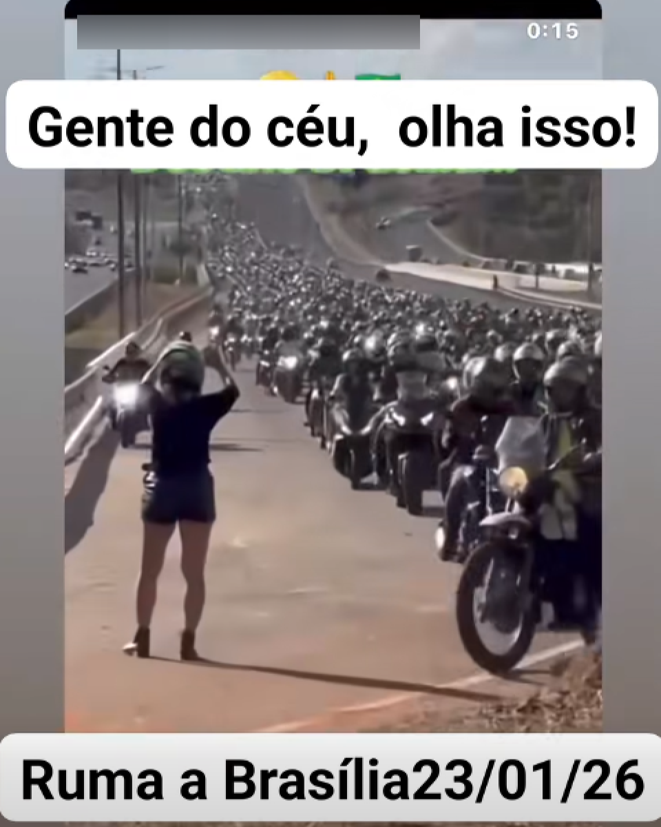 Imagem mostra uma longa fila de motociclistas, todos usando capacetes e seguindo no mesmo sentido, formando um fluxo contínuo que se estende até o horizonte. No primeiro plano, uma pessoa de costas, vestindo roupas escuras e capacete, aparece parada no acostamento ou na pista, com os braços erguidos em direção aos motociclistas. Sobre a imagem, aparecem textos gráficos que dizem ‘Gente do céu, olha isso!’ na parte superior e ‘Ruma a Brasília 23/01/26’ na parte inferior, sugerindo que a gravação retrata uma grande motociata associada a um deslocamento coletivo em direção à capital federal.