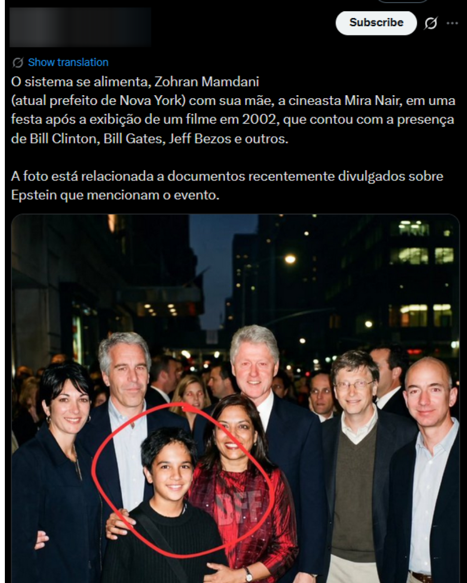 Fotografia noturna registrada em ambiente urbano, com prédios e luzes ao fundo, reunindo um grupo de adultos e uma criança em primeiro plano. Ao centro, aparece um menino de pele morena, cabelo curto escuro, vestindo um suéter escuro, posicionado à frente de uma mulher de pele morena, cabelos escuros longos, usando vestido ou casaco vermelho, que o envolve com o braço. À esquerda e à direita deles, há homens e mulheres adultos — entre eles Jeffrey Epstein, Bill Clinton, Bill Gates e Jeff Bezos — usando roupas sociais em tons escuros, como ternos, blazers e camisas. Um círculo vermelho foi desenhado sobre a imagem para destacar o menino e a mulher ao centro.