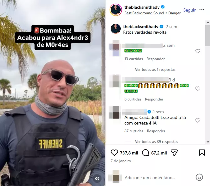 A imagem é uma captura de tela de uma publicação no Instagram que mostra um homem de pele clara, cabeça raspada ou cabelo muito curto, usando óculos escuros, camiseta cinza de mangas longas e colete tático preto com a inscrição ‘SHERIFF’ em amarelo. Ele aparece em ambiente externo, com vegetação, palmeiras e céu nublado ao fundo, segurando um objeto escuro semelhante a uma arma longa apoiada junto ao corpo. No canto superior esquerdo da imagem, há um texto gráfico que diz ‘Bombaaa! Acabou para Alex4ndr3 de Mor4es’. À direita, são visíveis elementos da interface do Instagram, incluindo nome do perfil, legenda, comentários, curtidas e ícones de interação.