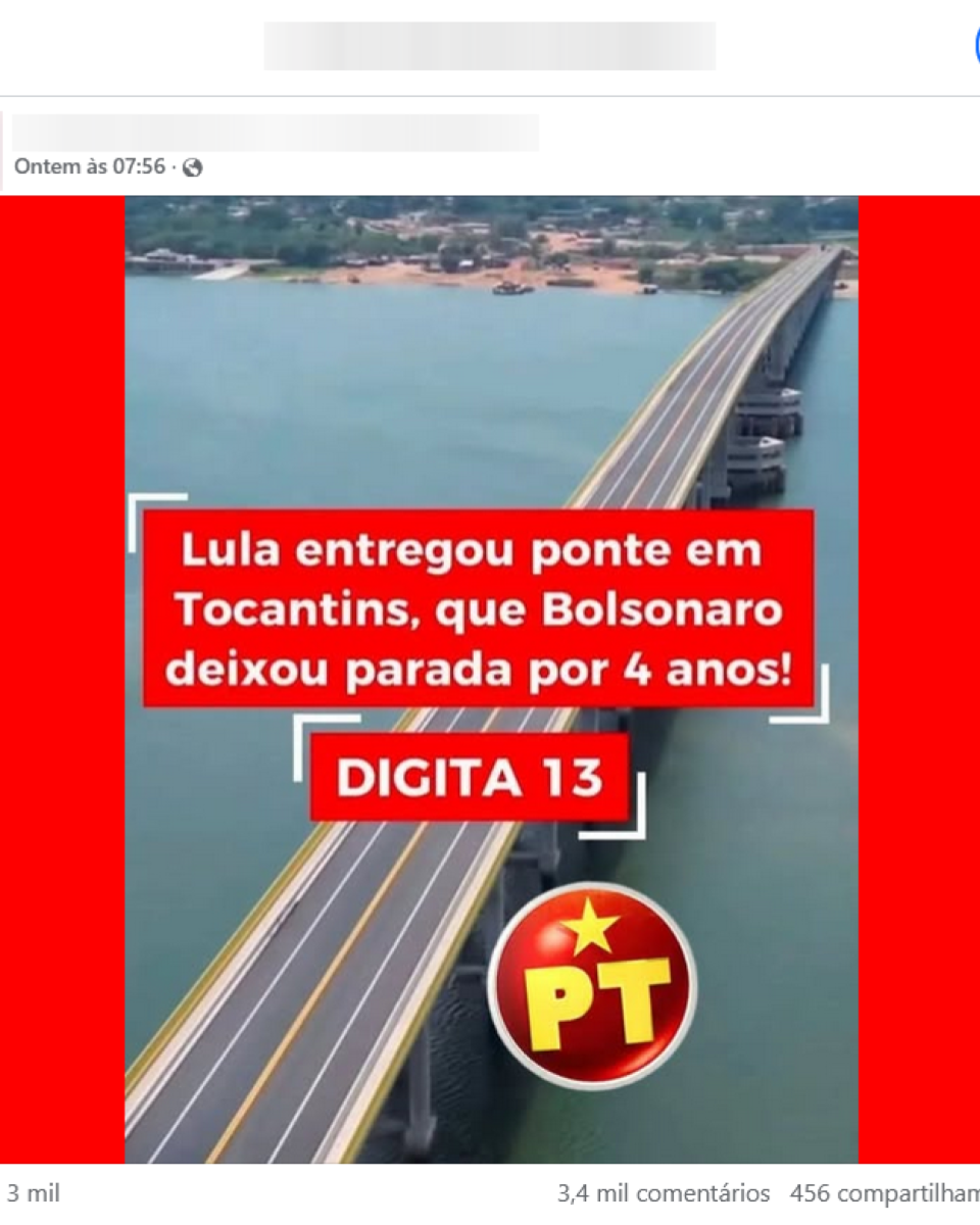 Post no Facebook mostra uma ponte rodoviária de grande extensão sobre um rio, vista de cima, com duas faixas de rolamento separadas por faixa central e guard-rails laterais, ligando margens com áreas urbanas e vegetação ao fundo. Sobre a imagem, há um fundo vermelho nas laterais e textos em destaque em caixas vermelhas e brancas que dizem ‘Lula entregou ponte em Tocantins, que Bolsonaro deixou parada por 4 anos!’ e ‘DIGITA 13’, além de um símbolo circular com a sigla ‘PT’ e uma estrela amarela
