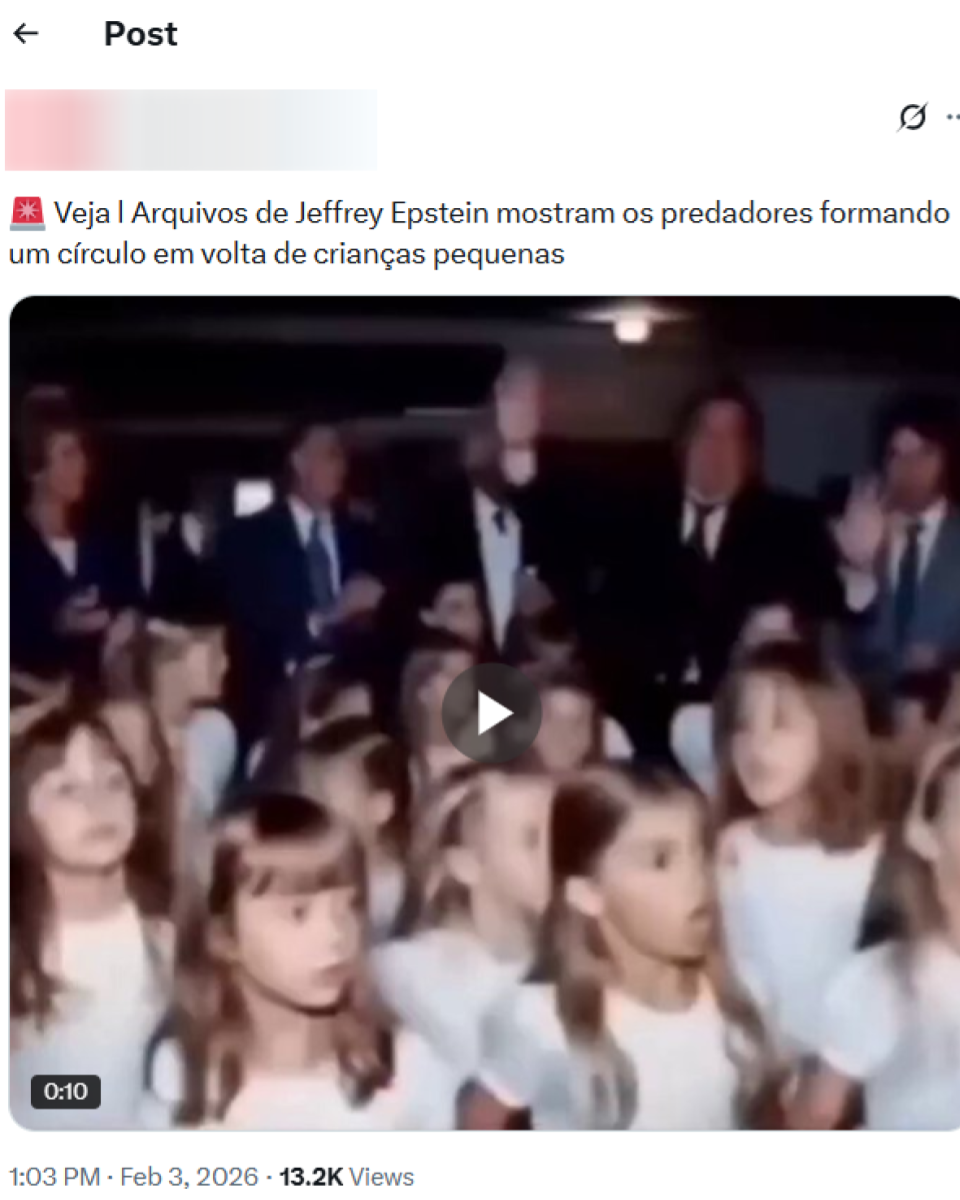 Imagem mostra post no X. No topo, há um texto que diz: ‘Veja | Arquivos de Jeffrey Epstein mostram os predadores formando um círculo em volta de crianças pequenas’. O vídeo apresenta um grupo numeroso de crianças, em sua maioria meninas de pele clara, com cabelos castanhos ou loiros, algumas com franja, usando vestidos ou camisetas claras, posicionadas próximas umas das outras em um ambiente interno com iluminação baixa. Ao fundo, aparecem adultos de pele clara, em sua maioria homens, vestindo ternos escuros e camisas claras, observando a cena.