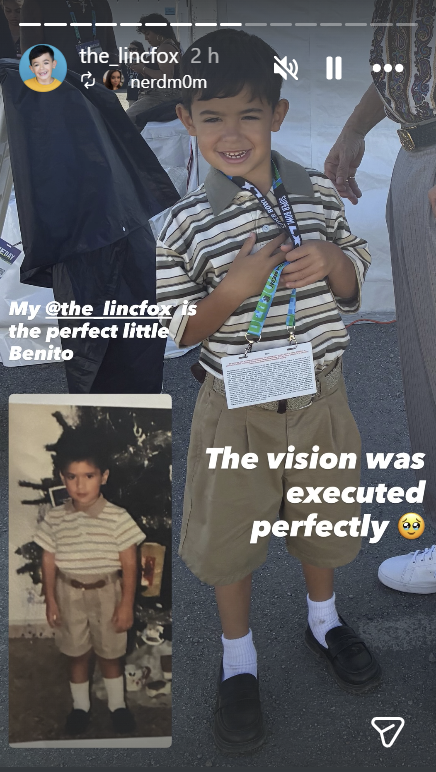 No centro da imagem há uma criança em pé, sorrindo para a câmera, vestindo camisa polo listrada em tons de bege e marrom, bermuda bege de cintura alta, meias brancas e sapatos escuros. A criança usa um crachá e o segura com uma das mãos, enquanto a outra mão está apoiada no peito. À esquerda, na parte inferior, há uma foto menor sobreposta, em formato retangular, mostrando outra criança em pé, usando roupa semelhante, com camisa listrada, bermuda clara, meias brancas e sapatos escuros, em um ambiente interno com uma árvore decorada ao fundo. Sobre a imagem principal e a imagem menor há textos em branco. No lado esquerdo, próximo à imagem menor, lê-se ‘My @the_lincfox is the perfect little Benito’ [Meu @the_lincfox é o mini Benito perfeito]. No lado direito da imagem principal, em letras grandes, está o texto ‘The vision was executed perfectly’ [A visão foi executada perfeitamente].