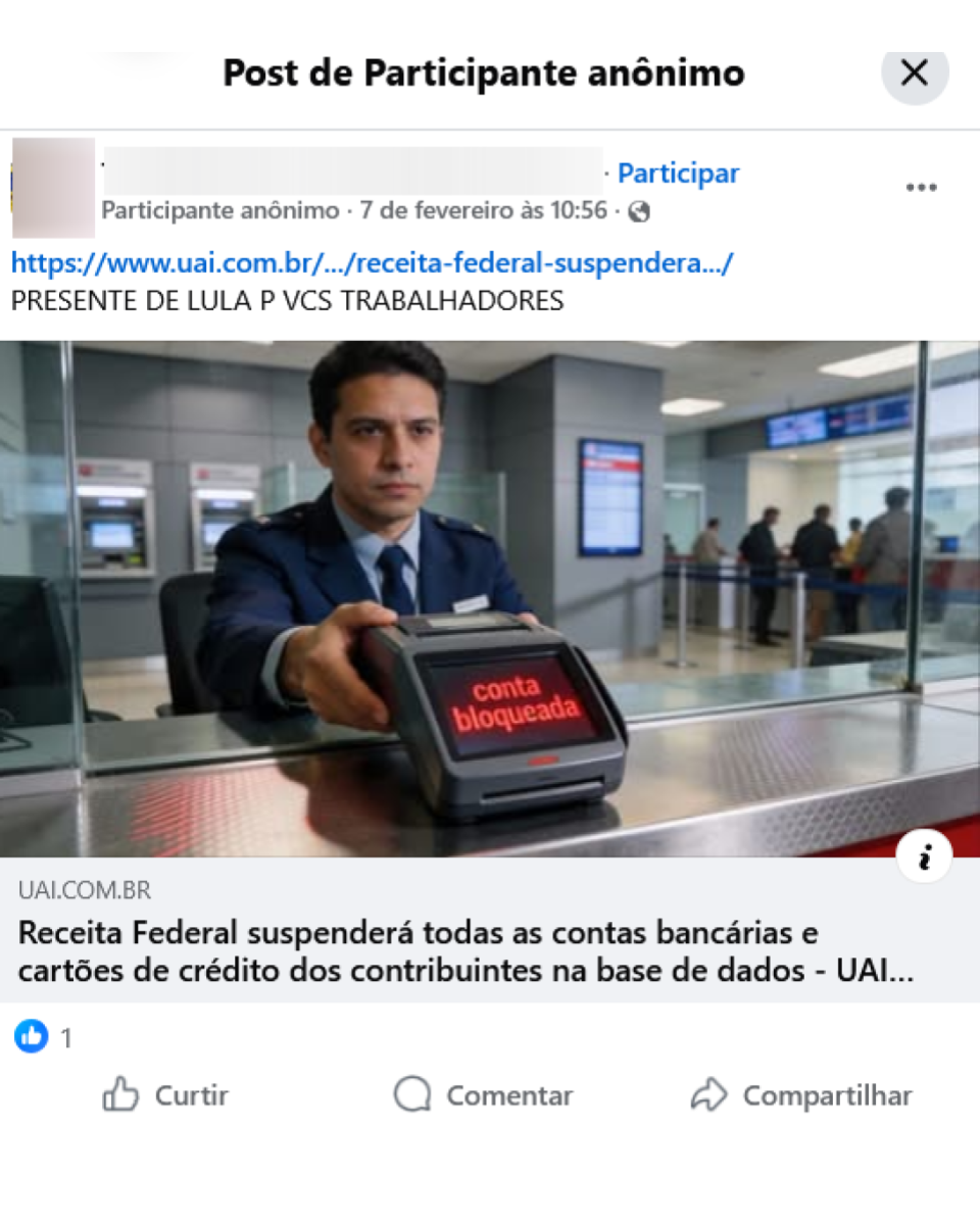 Post no Facebook mostra homem de pele clara e cabelo curto escuro, vestindo terno azul, camisa clara e gravata, posicionado atrás de um balcão de atendimento semelhante ao de agência bancária. Ele segura um equipamento eletrônico voltado para a câmera com a mensagem ‘conta bloqueada’ exibida em vermelho na tela. Ao fundo, aparecem caixas eletrônicos, painéis informativos e pessoas em fila, compondo um ambiente interno de atendimento bancário.