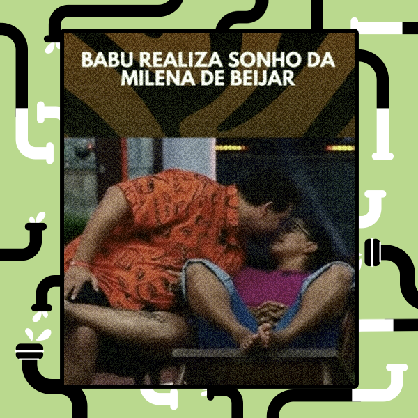 Quadro de vídeo com duas pessoas sentadas em um sofá em ambiente interno. À esquerda, há um homem de pele escura e cabelo curto escuro, vestindo camisa de manga curta estampada em tons de laranja, inclinado em direção à pessoa ao lado. À direita, há uma mulher de pele clara e cabelo escuro preso, usando blusa rosa e calça jeans, reclinada no sofá com as pernas dobradas. Os dois estão se beijando. Na parte superior da imagem, há um texto gráfico que diz ‘Babu realiza sonho da Milena de beijar’.