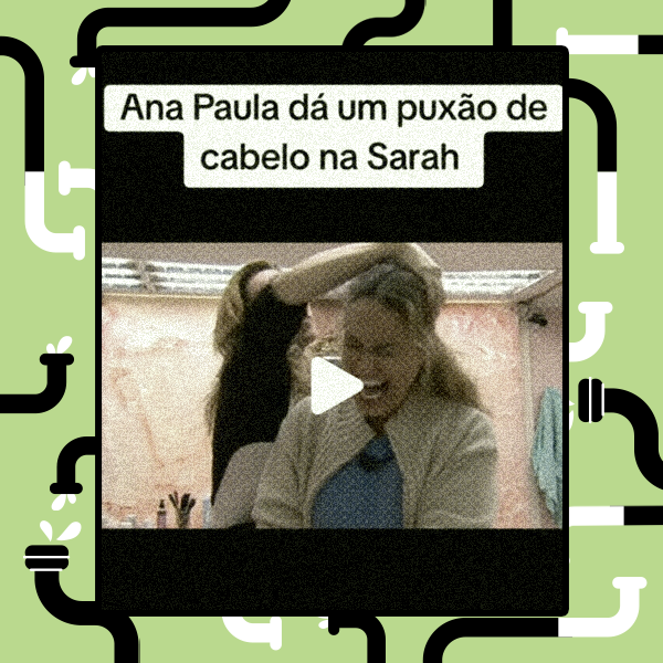Print de vídeo com duas mulheres em ambiente interno. Em primeiro plano, há uma mulher de cabelo loiro, usando blusa azul e cardigan claro, com a boca aberta e a cabeça inclinada levemente para frente. Atrás dela, aparece outra mulher de pele clara e cabelo claro, vestindo roupa escura, com o braço levantado e a mão segurando o cabelo da mulher à frente. Na parte superior da imagem, há um texto gráfico que diz ‘Ana Paula dá um puxão de cabelo na Sarah’.