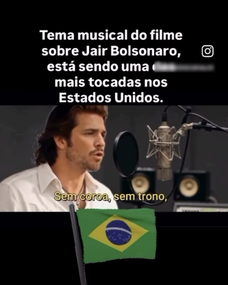 Na parte superior, sobre fundo preto, há um texto que diz: ‘Tema musical do filme sobre Jair Bolsonaro está sendo uma [trecho borrado] mais tocadas nos Estados Unidos.’ Na parte inferior, vê-se um homem de cabelos castanhos médios, usando camisa branca, cantando diante de um microfone de estúdio. Ao fundo, há caixas de som típicas de ambiente de gravação. Sobre a cena, em legenda amarela, lê-se: ‘Sem coroa, sem trono’. Abaixo, há a imagem de uma bandeira do Brasil.