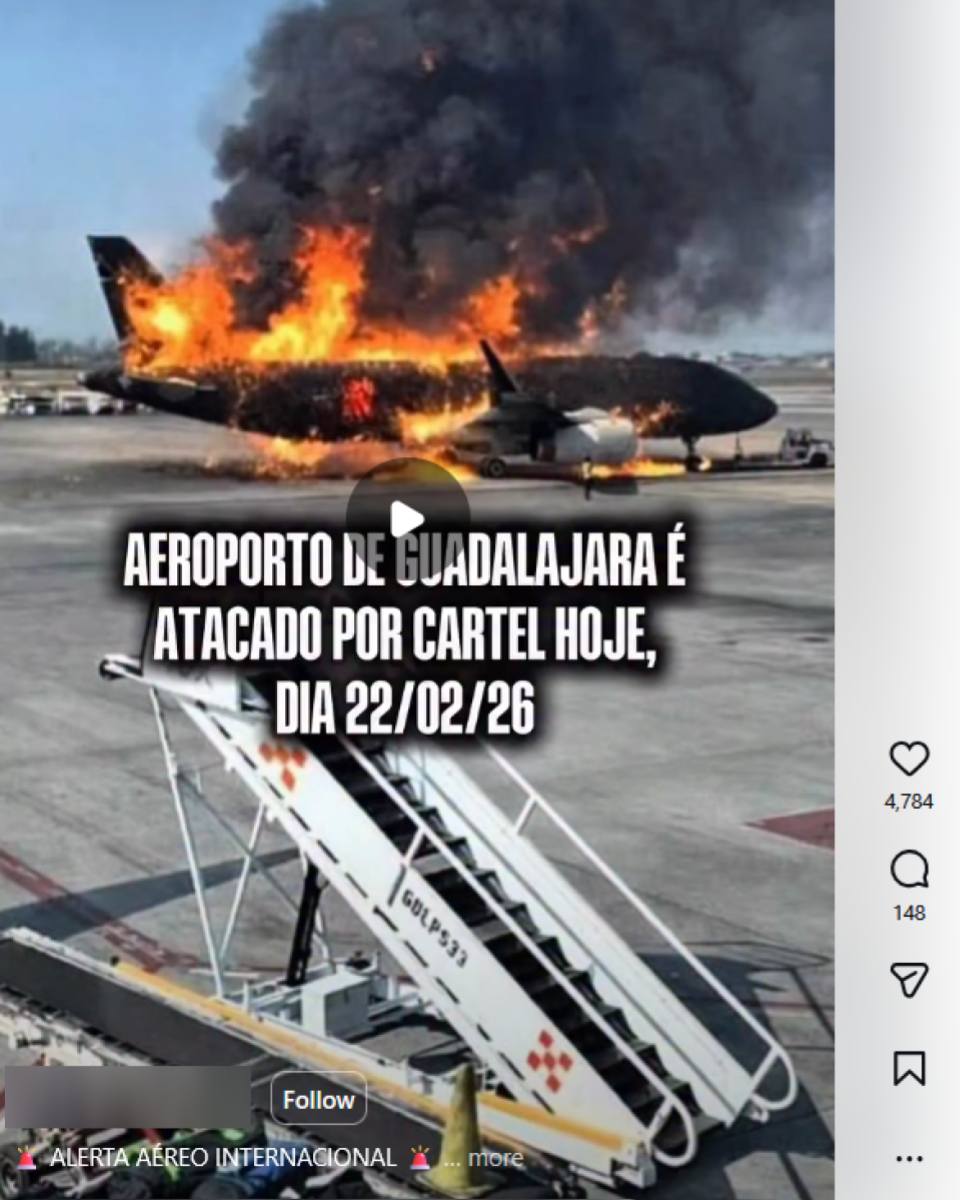 Imagem mostra avião de grande porte parado em pista de aeroporto enquanto é consumido por chamas. À frente da aeronave há uma escada móvel de embarque e equipamentos de solo, indicando que o incêndio ocorre em área operacional. Sobre o vídeo, aparece um texto em destaque que afirma: ‘Aeroporto de Guadalajara é atacado por cartel hoje, dia 22/02/26’.