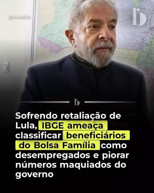 Imagem mostra Lula — homem de pele clara, cabelo grisalho curto e barba branca aparada — vestindo casaco escuro de gola alta, posicionado diante de mapa fixado na parede. Ele está levemente voltado para a direita, com expressão séria. Sobre a parte inferior da imagem, há um texto que diz: ‘Sofrendo retaliação de Lula, IBGE ameaça classificar beneficiários do Bolsa Família como desempregados e piorar números maquiados do governo’.