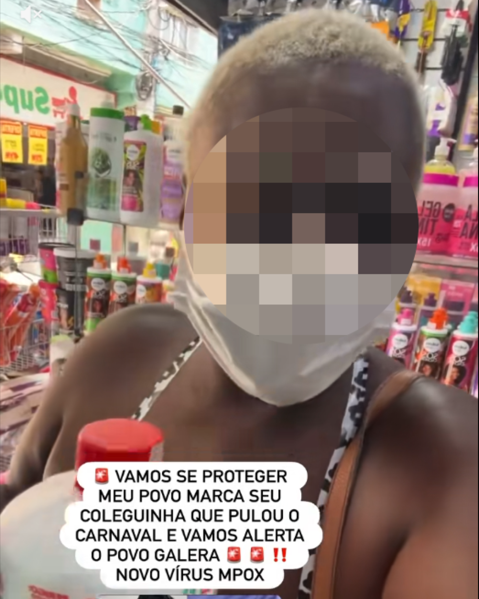 Imagem mostra mulher negra em comércio, usando máscara branca e segurando frasco, com prateleiras cheias de produtos ao fundo. O rosto está desfocado e há um texto sobreposto que alerta para um ‘novo vírus mpox’ e pede que as pessoas se protejam após o Carnaval.