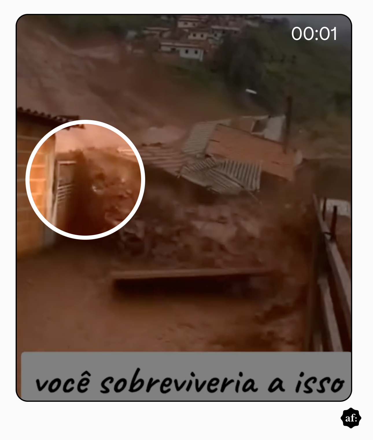 Na imagem, vê-se uma casa simples de tijolos aparentes, com janelas azuis, ao lado de um terreno íngreme. Uma enxurrada de lama desce pela encosta e invade o entorno da construção, formando redemoinhos de água barrenta próximos ao portão. Sobre o vídeo, aparece a frase “você sobreviveria a isso”, sugerindo um cenário de desastre natural.