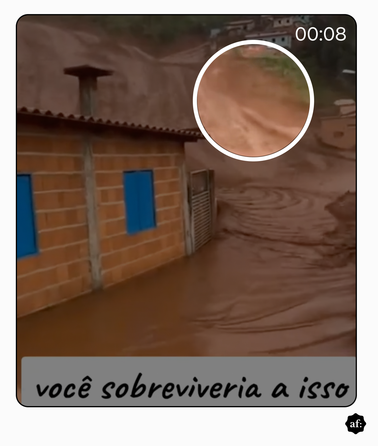 Na imagem, vê-se uma casa simples de tijolos aparentes, com janelas azuis, ao lado de um terreno íngreme. Uma enxurrada de lama desce pela encosta e invade o entorno da construção, formando redemoinhos de água barrenta próximos ao portão. Sobre o vídeo, aparece a frase “você sobreviveria a isso”, sugerindo um cenário de desastre natural.