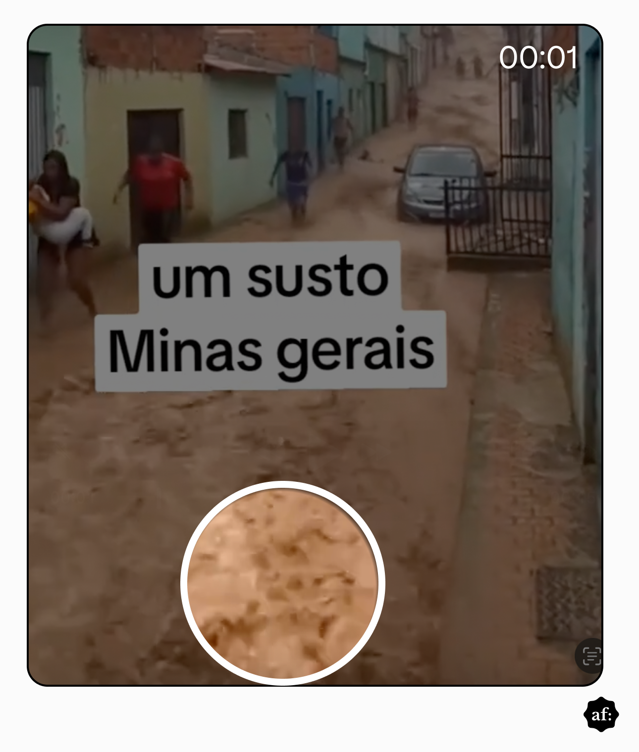 A imagem mostra uma rua estreita de bairro residencial tomada por uma enxurrada de água barrenta. Moradores correm pelas calçadas enquanto a correnteza desce pela via, passando por um carro estacionado com o portão aberto. Sobre o vídeo, aparece o texto “um susto Minas Gerais”, indicando que o episódio teria ocorrido no estado.