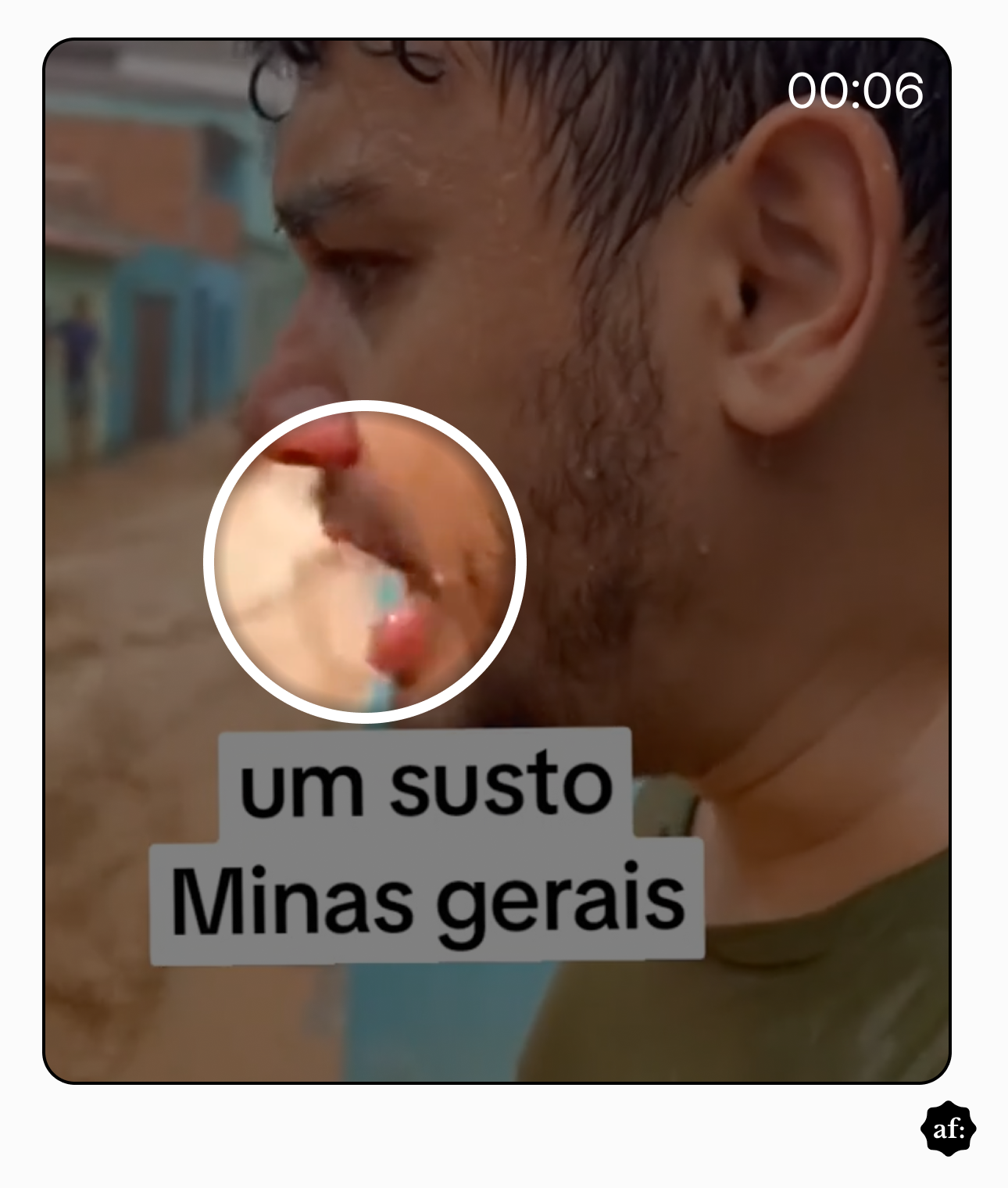A imagem mostra o close no rosto de um homem molhado, aparentemente ofegante, com gotas d’água no cabelo e na barba, enquanto ao fundo se vê uma rua tomada por lama. Sobre o vídeo aparece o texto “um susto Minas Gerais”, sugerindo que o registro estaria ligado a temporais no estado.