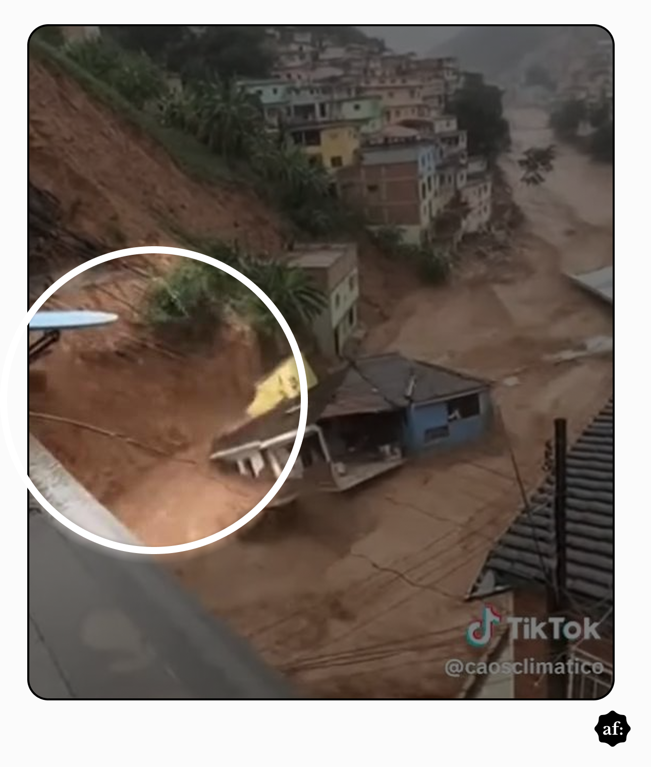 Cena de enchente em área urbana construída em encosta, com casas de alvenaria distribuídas ao longo do morro e água barrenta ocupando a rua abaixo. Parte de um deslizamento de terra é visível na lateral esquerda, com solo exposto em tom avermelhado. Um círculo branco destaca um retângulo distorcido na imagem. No canto inferior direito, aparece a marca do TikTok e o nome de usuário @caosclimatico.