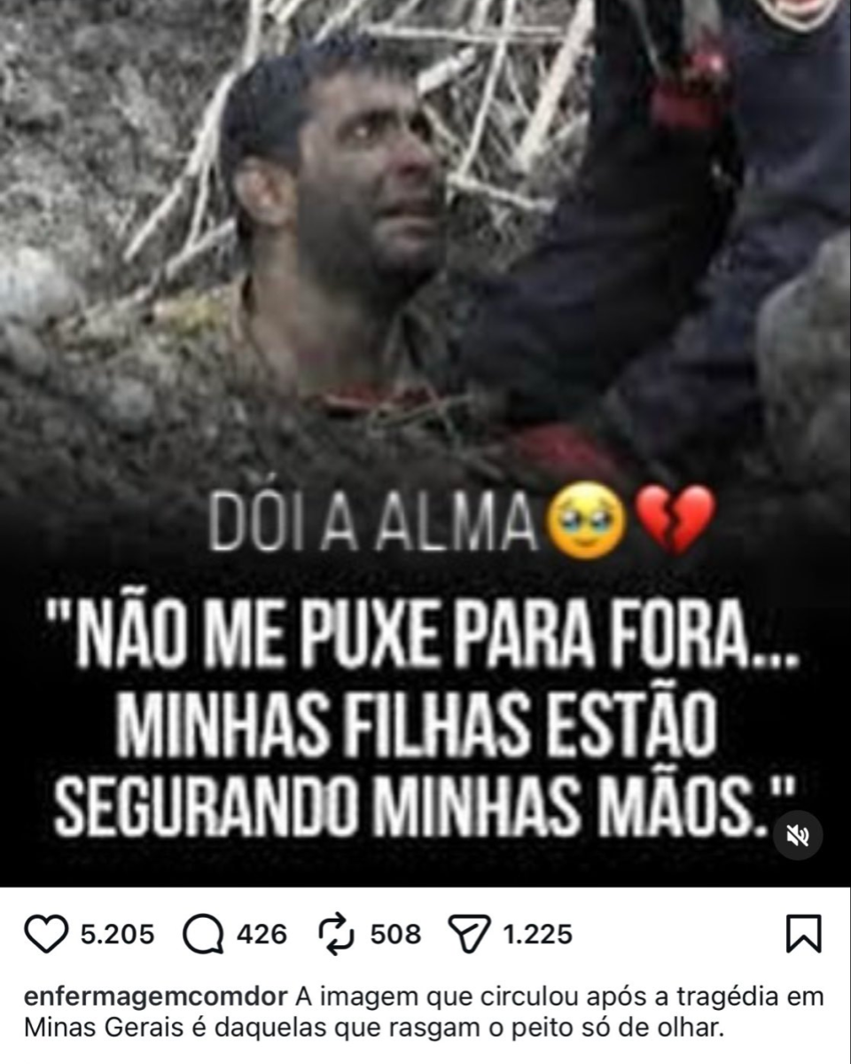 Homem coberto de lama é puxado por socorrista em meio a escombros, com expressão de desespero e exaustão. Sobre o registro, há frases que afirmam que ele teria pedido para não ser retirado porque segurava as mãos das filhas.