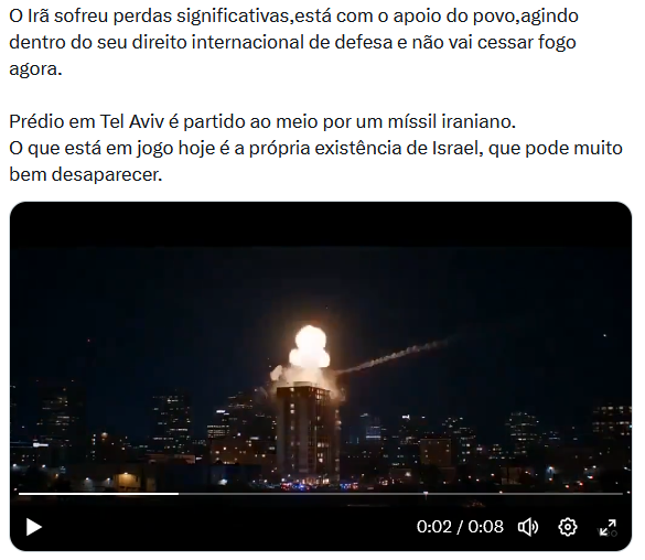 Publicação com texto na parte superior afirma que Irã sofreu perdas significativas e menciona míssil iraniano atingindo prédio em Tel Aviv. Abaixo, há um quadro de vídeo noturno que exibe um edifício alto em área urbana no momento em que uma explosão ocorre na parte superior da construção, com chamas e clarão visíveis. Um rastro luminoso no céu indica a trajetória de um projétil em direção ao prédio.