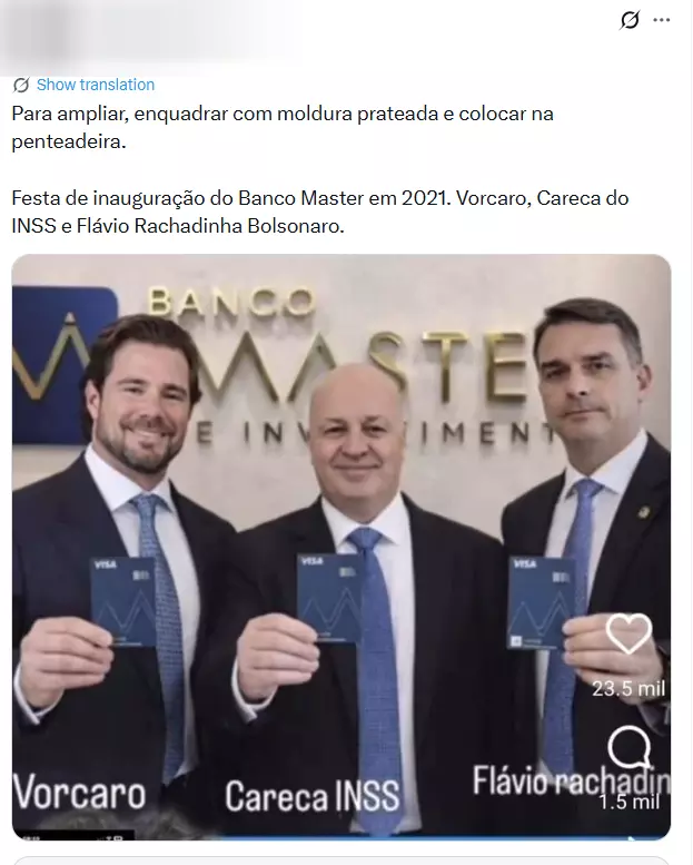 Montagem que exibe publicação com três homens em primeiro plano, todos de pele clara, vestindo ternos escuros, camisas brancas e gravatas em tons de azul. À esquerda, o empresário Daniel Vorcaro — homem de cabelos castanhos e barba aparada — segura um cartão bancário com o logotipo Master. No centro, o lobista Antônio Carlos Camilo Antunes, o ‘Careca do INSS’ — homem calvo —, também segura um cartão idêntico. À direita, o senador Flávio Bolsonaro — homem de cabelos curtos e castanhos — segura o terceiro cartão. Ao fundo, lê-se a inscrição 'BANCO MASTER' em uma parede de textura clara. O texto sobreposto na parte inferior identifica os presentes como ‘Vorcaro’, ‘Careca INSS’ e ‘Flávio rachadinha’, enquanto a legenda da publicação afirma tratar-se da ‘Festa de inauguração do Banco Master em 2021’.