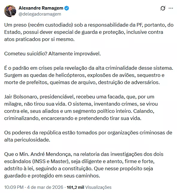 Imagem mostra uma captura de tela de uma publicação na rede social X feita por Alexandre Ramagem. No topo aparece a foto de perfil do autor — um homem de pele clara, cabelo curto castanho e barba aparada, usando terno escuro, camisa branca e gravata — ao lado do nome e do identificador da conta. A postagem consiste em vários parágrafos de texto em que ele comenta a morte de um preso sob custódia da Polícia Federal, afirma considerar improvável a hipótese de suicídio e menciona episódios políticos e criminais, incluindo a facada sofrida por Jair Bolsonaro e um pedido para que o ministro André Mendonça atue com diligência na relatoria de investigações relacionadas ao caso INSS e ao Banco Master. No rodapé aparecem horário, data da publicação e número de visualizações.