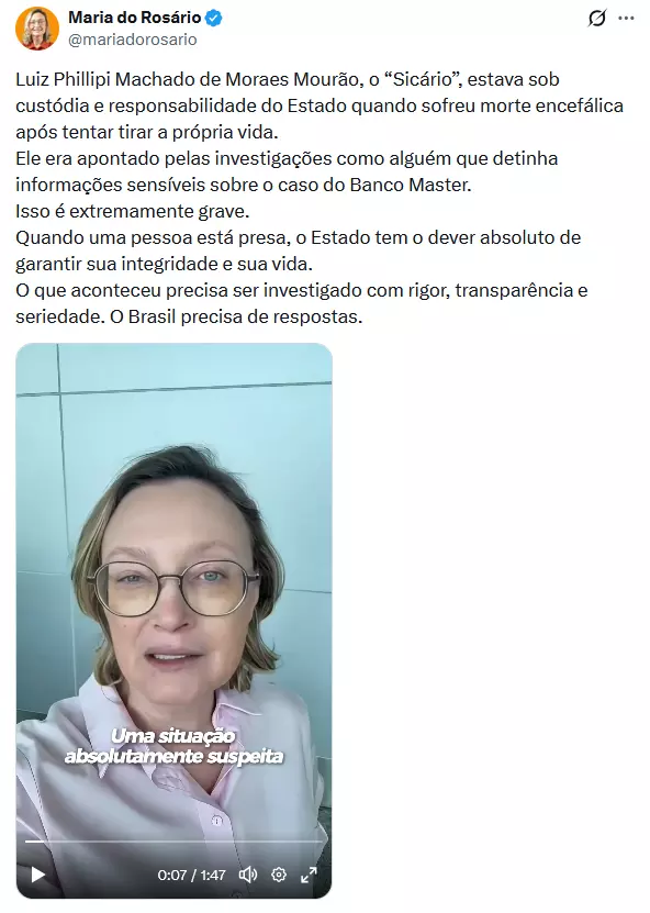 Imagem mostra uma captura de tela de uma publicação na rede social X da deputada federal Maria do Rosário. A postagem inclui um vídeo em que aparece uma mulher de pele clara, cabelo curto loiro-escuro repartido de lado, usando óculos de armação fina e camisa rosa clara, falando diretamente à câmera em um ambiente interno com parede clara ao fundo. Sobre o vídeo há a legenda ‘Uma situação absolutamente suspeita’. No texto da publicação, a parlamentar afirma que Luiz Phillipi Machado de Moraes Mourão, conhecido como ‘Sicário’, sofreu morte encefálica após tentar tirar a própria vida enquanto estava sob custódia do Estado e defende investigação sobre o caso.